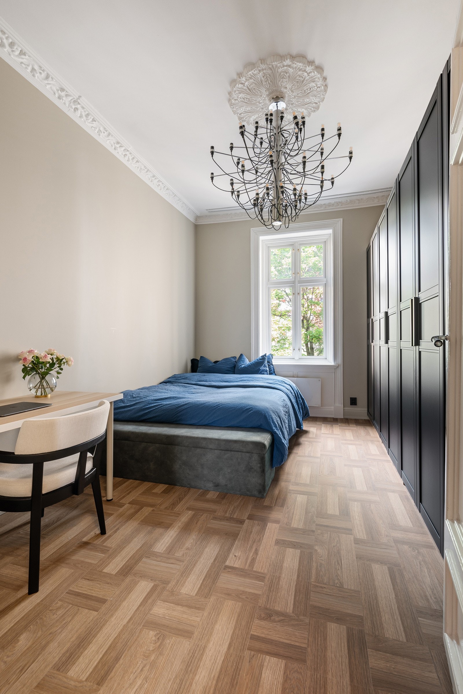 Soverom 2 med masse garerobeplass - vender mot stille bakgård Galleribilde