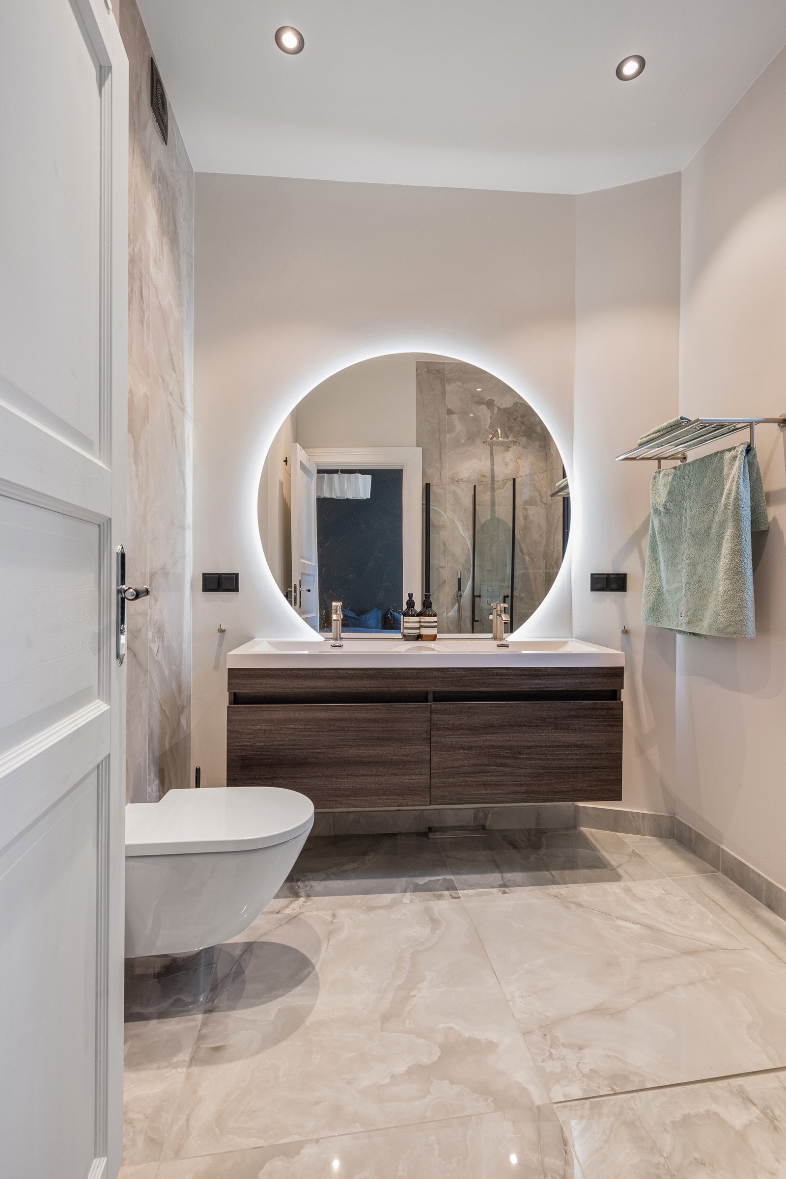 Lekkert bad/wc i tilknytning til hovedsoverommet Galleribilde