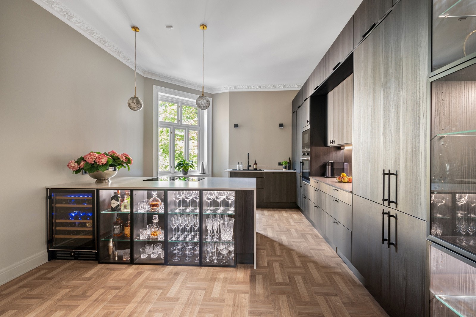 Romslig, påkostet kjøkken med adkomst fra spisestuen Galleribilde