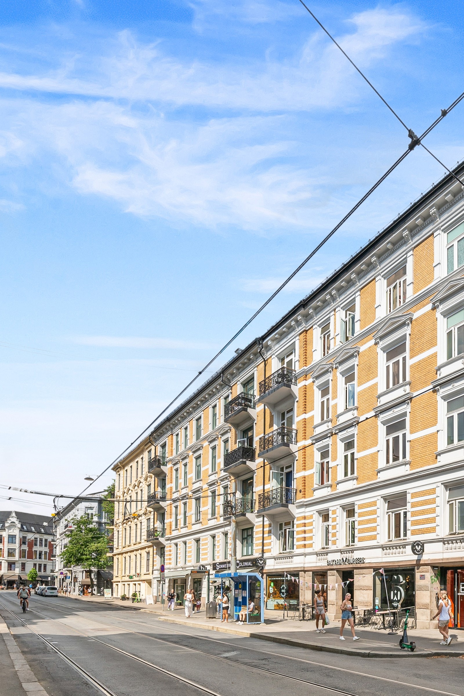 Leiligheten ligger i et meget populært, urbant og sentralt boligområde på Frogner, rett ved Solli Plass. Galleribilde