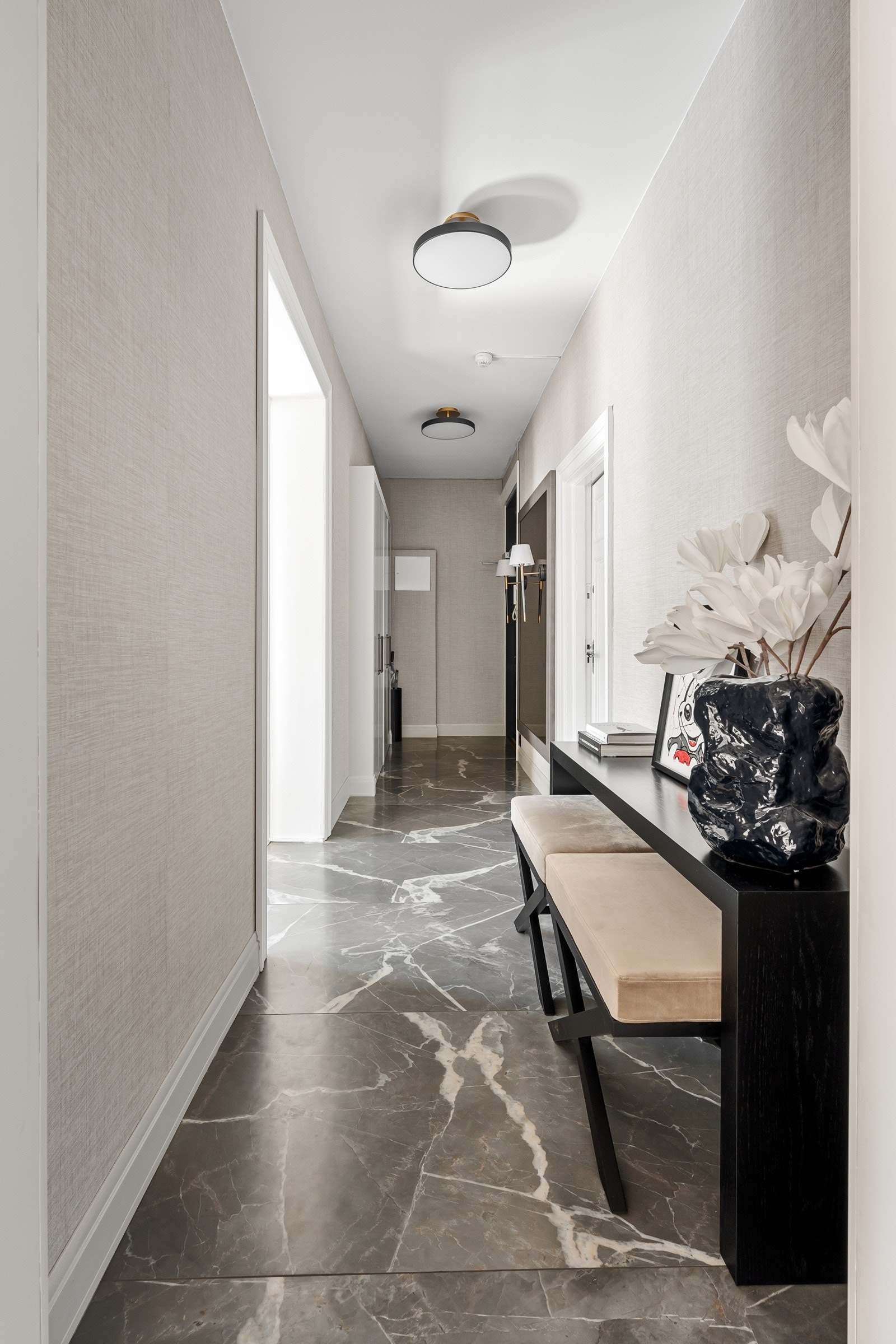 Entréen gir et godt førsteinntrykk av den smakfulle leiligheten. Galleribilde