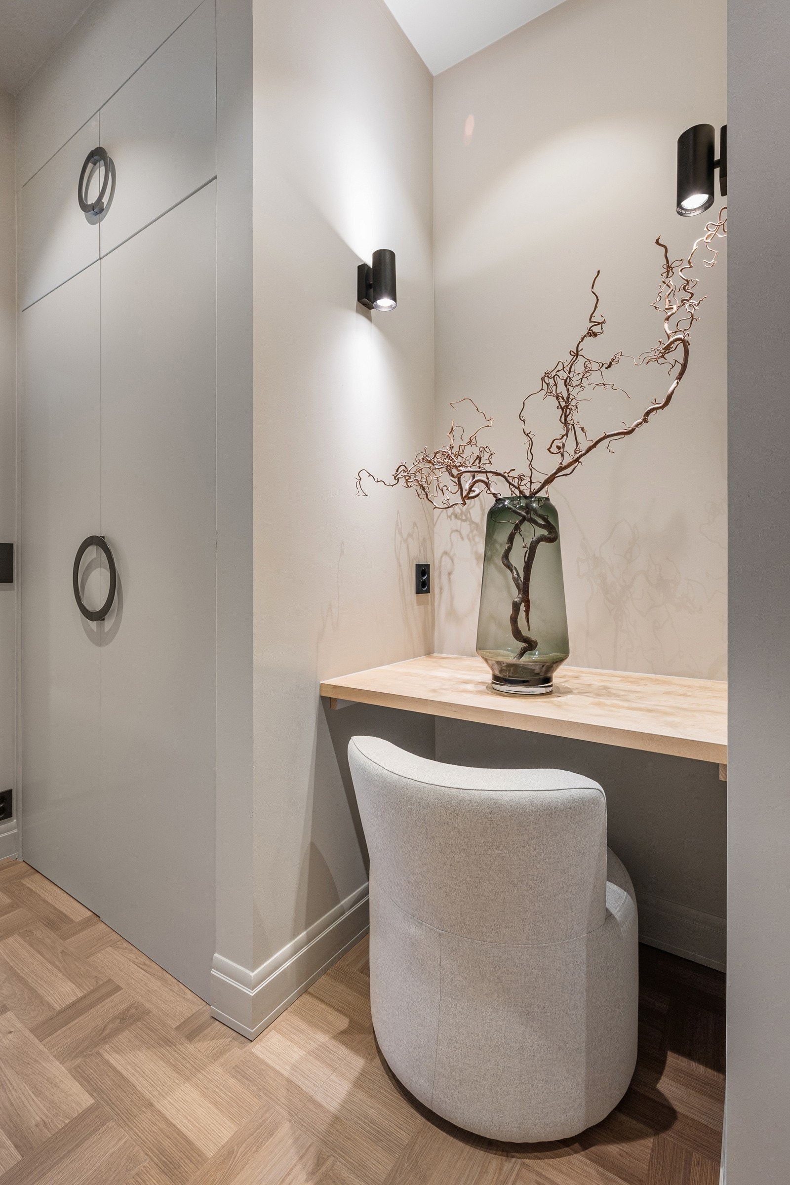 Smart kontorløsning i gang v/ soveromsavdeling. Galleribilde