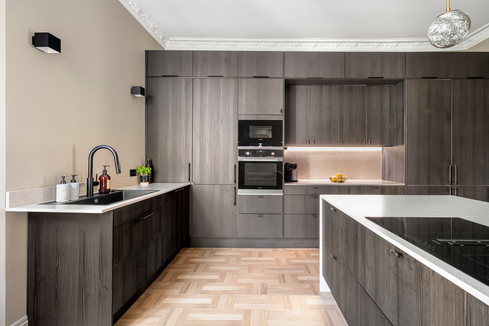 Rikelig med skap- og benkeplass Galleribilde