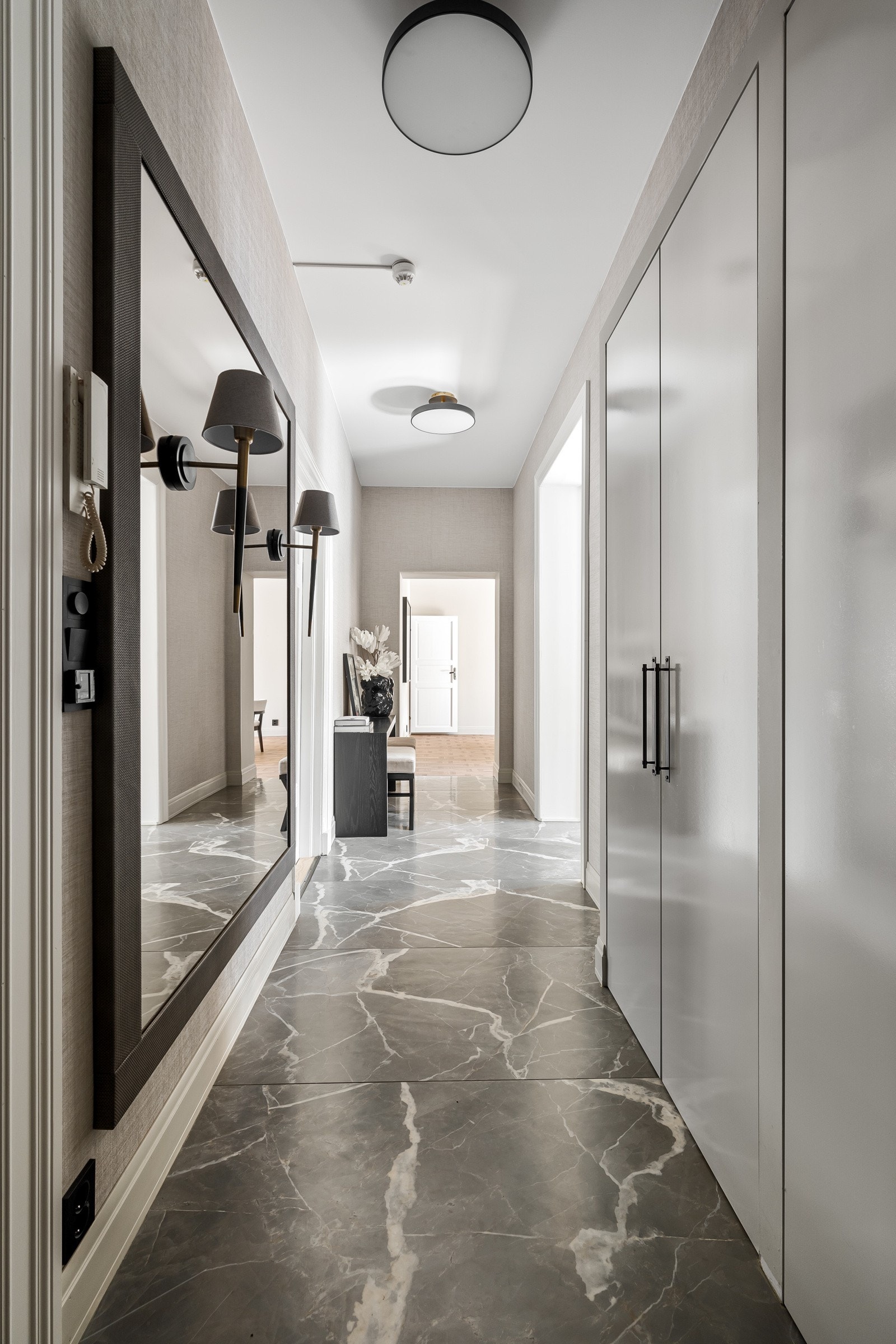 Entré med garderobeløsning Galleribilde