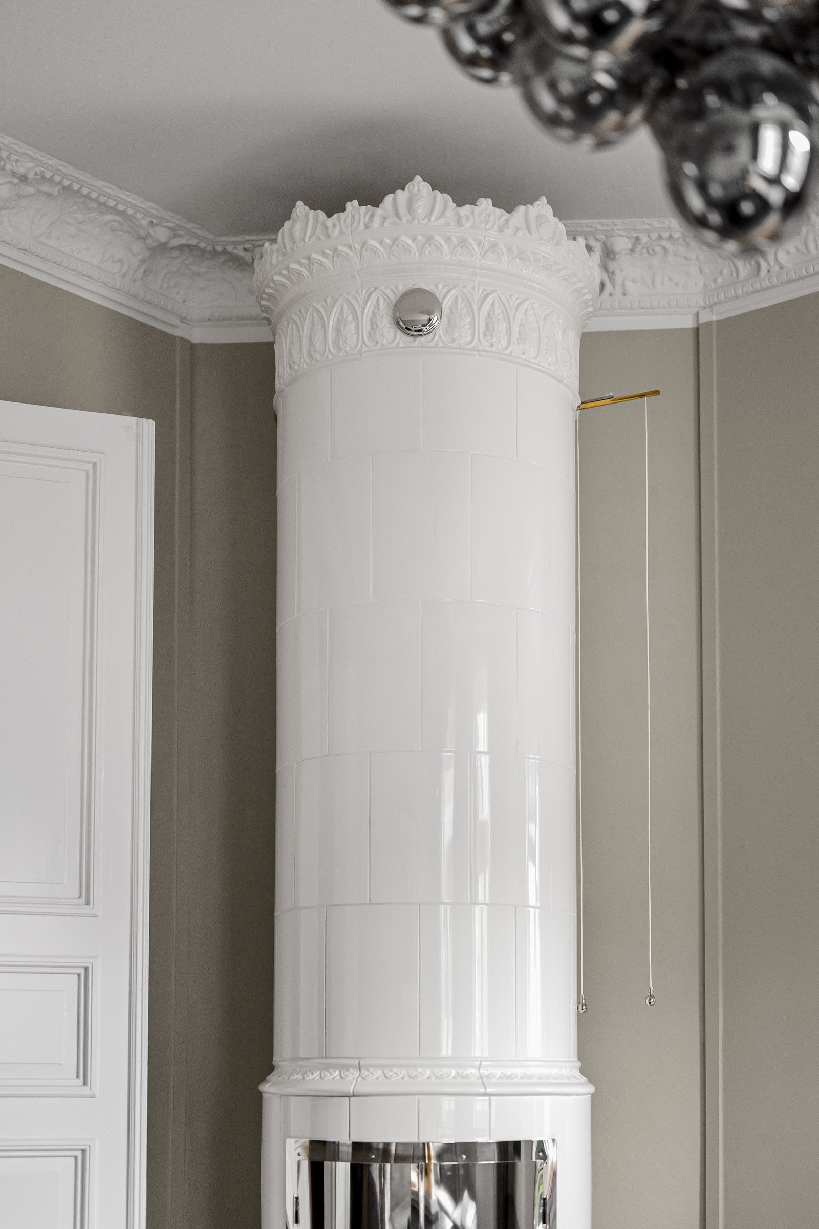 Gedigen kakkelovn i stue gir effektiv varme Galleribilde