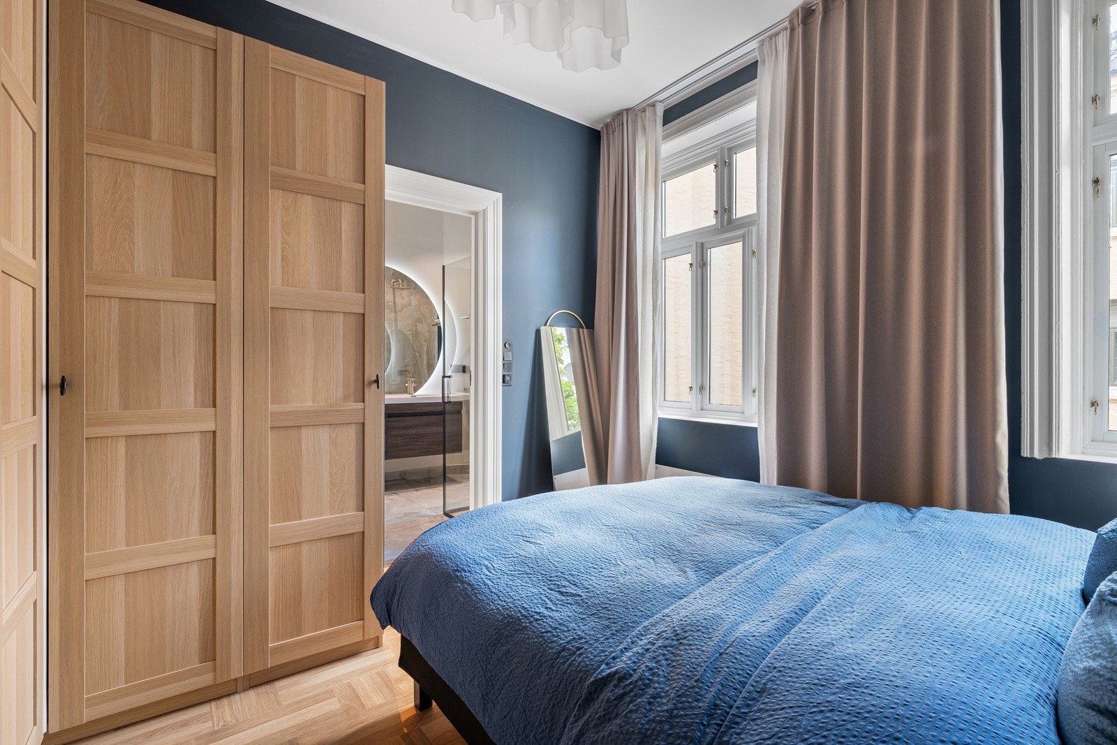 Hovedsoverom med mye garderobeplass og eget bad/wc - vender mot stille bakgård Galleribilde