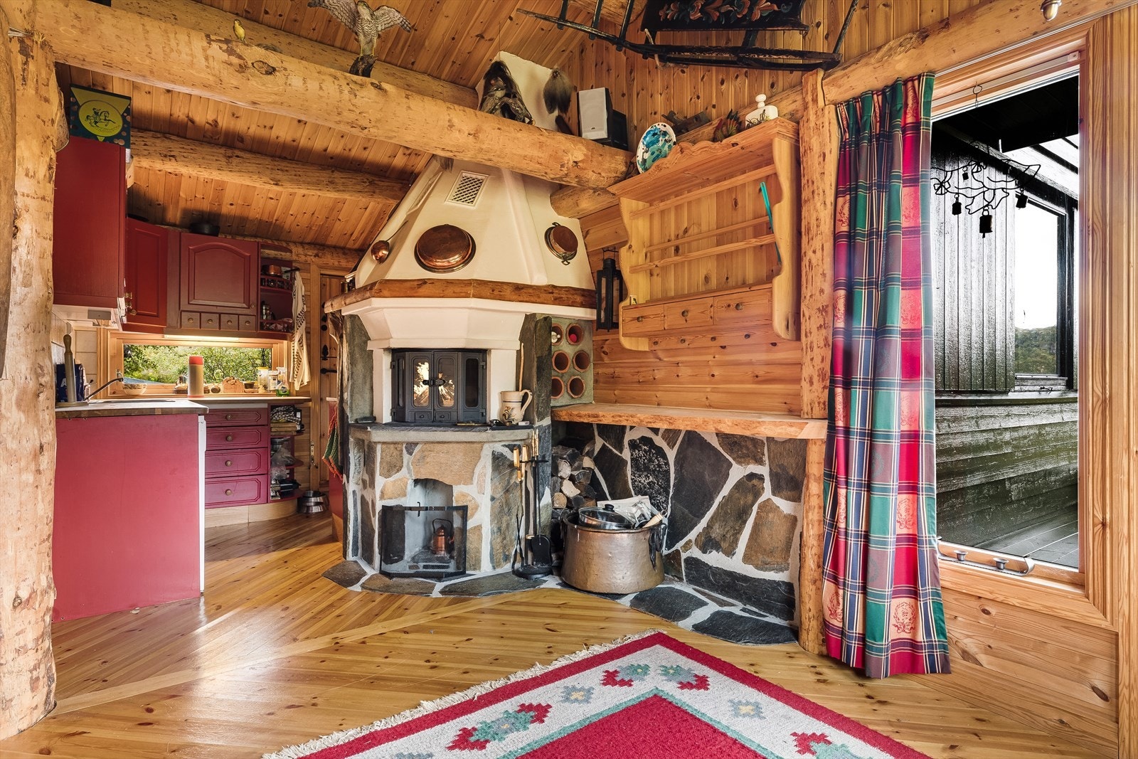 Kjøkkenet har peis med innsats Galleribilde