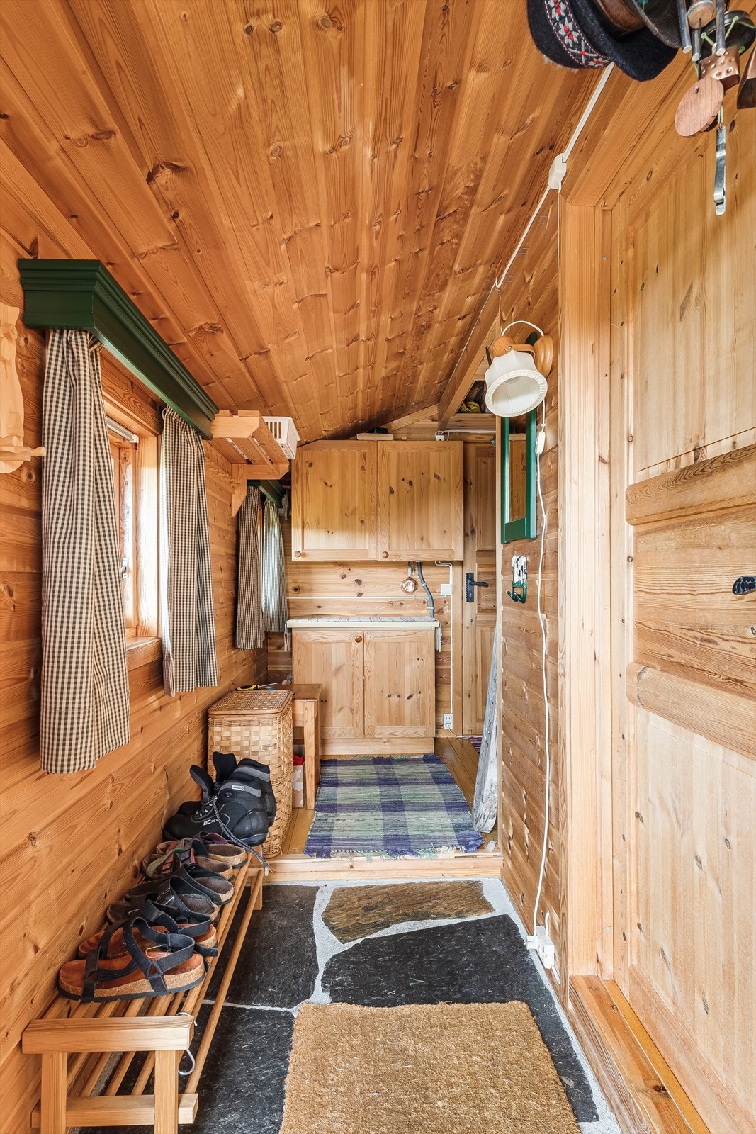 Det første som møter deg er en romslig entré med plass til å sette fra seg sko og henge fra seg yttertøy. Galleribilde