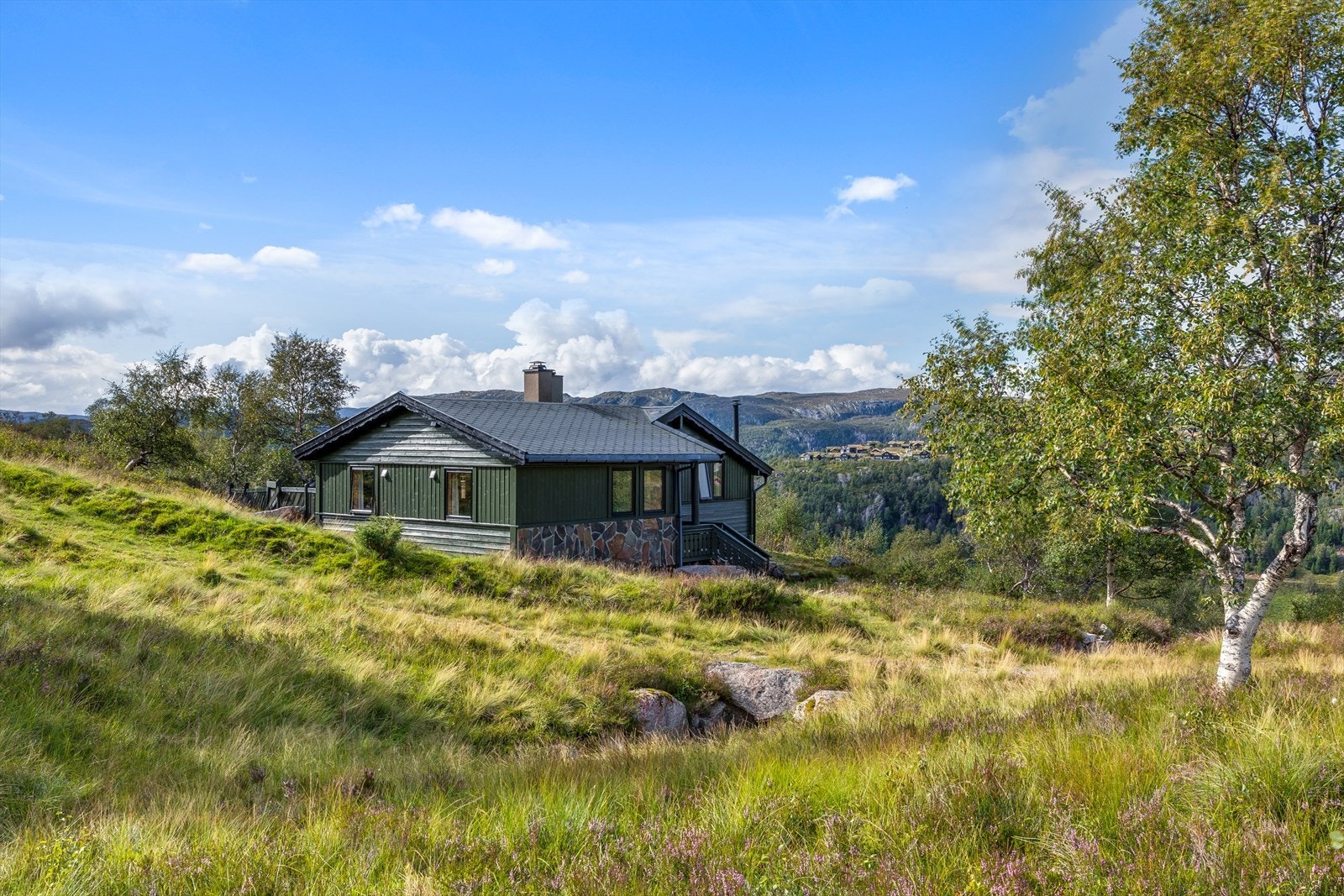 Med ca. 2 timers kjøring til Stavanger, gir det gode muligheter for hyppig bruk av hytten året rundt! Galleribilde