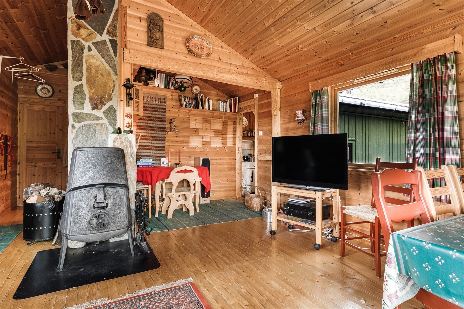 Det er ildsted i stuen som gir god varme på de kaldeste dagene. Galleribilde