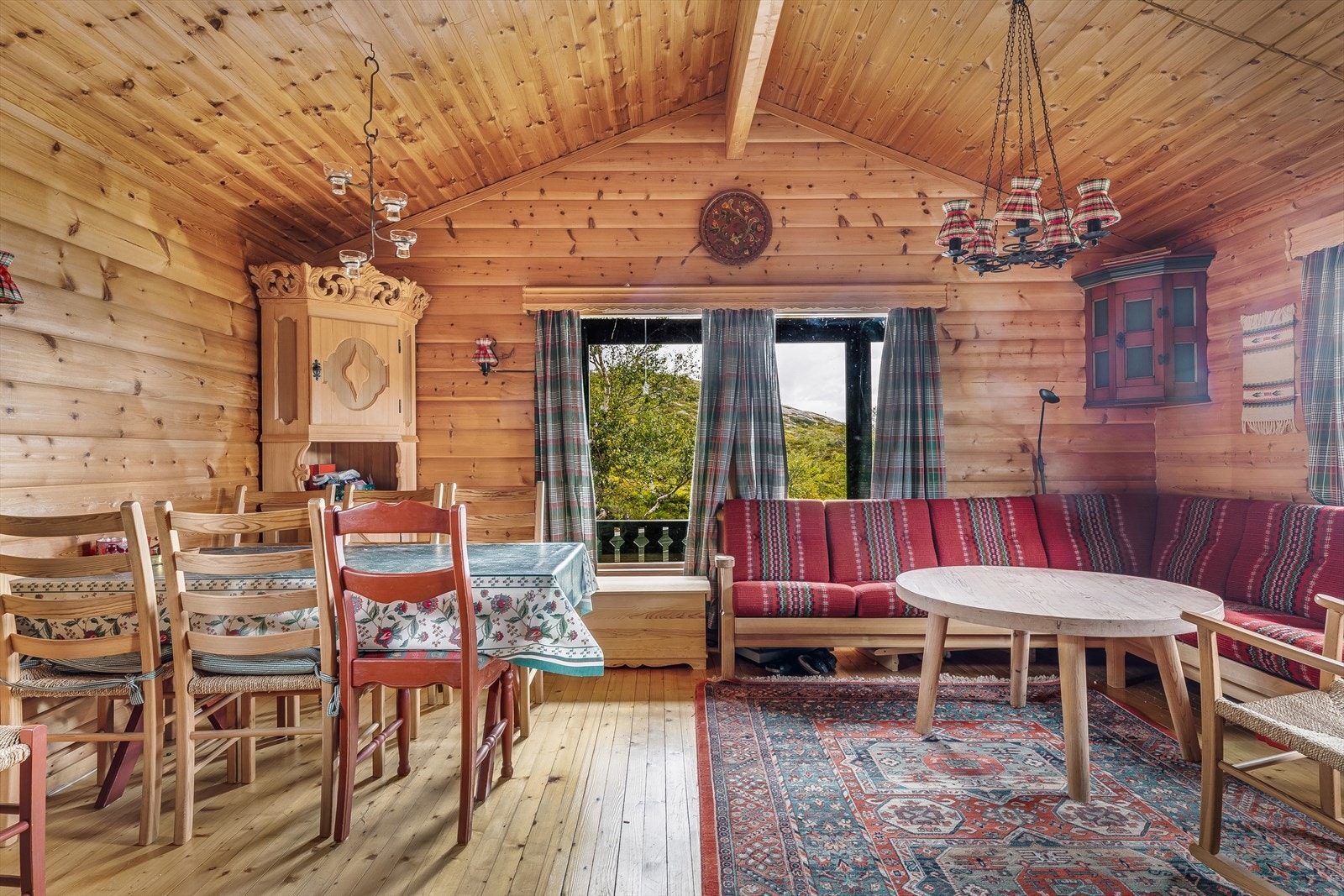 Stuen er romslig og har god plass til å innrede i ulike soner med sofa- og spisegruppe. Galleribilde