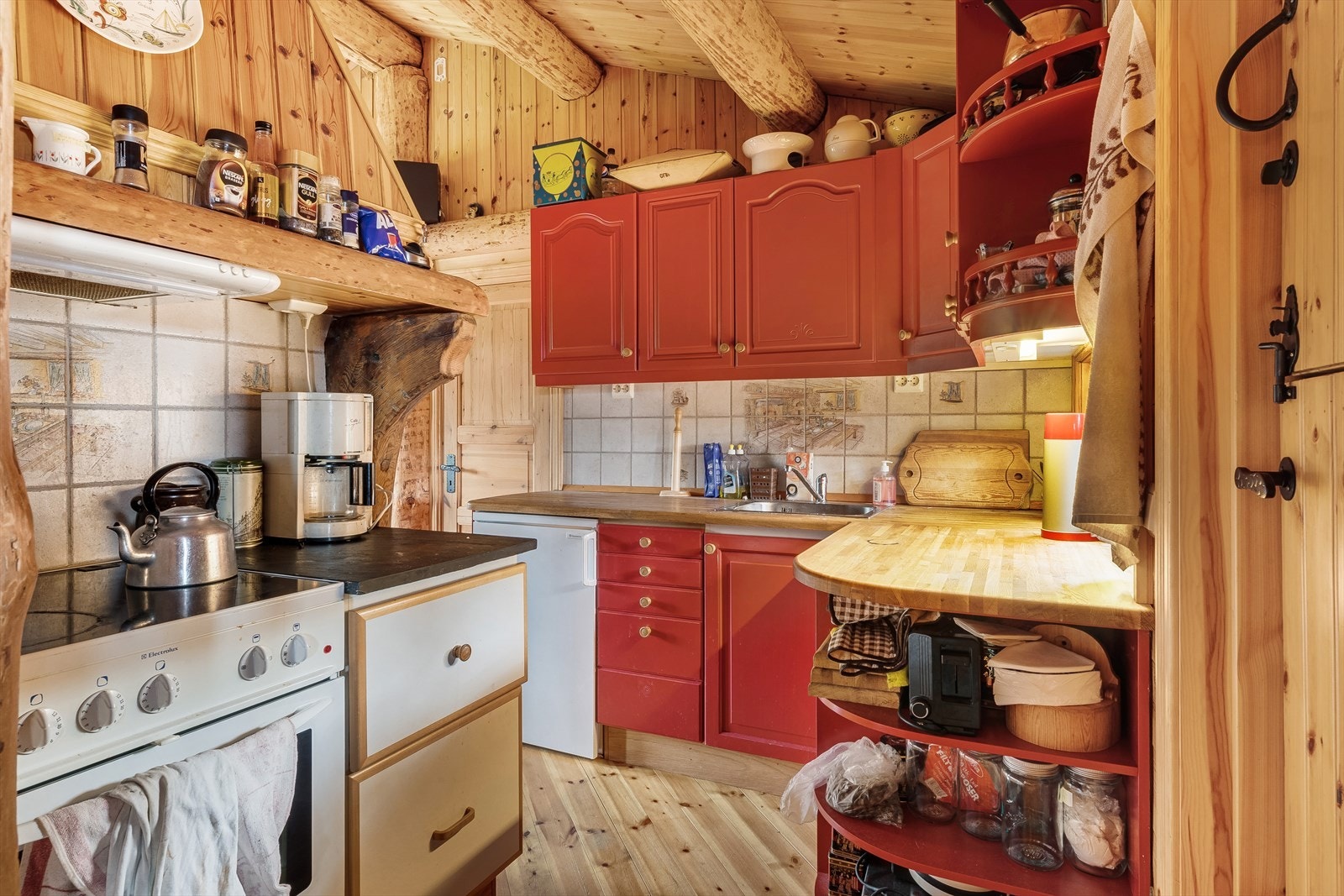 Kjøkkenet har godt med skap- og benkeplass og inneholder frittstående hvitevarer Galleribilde