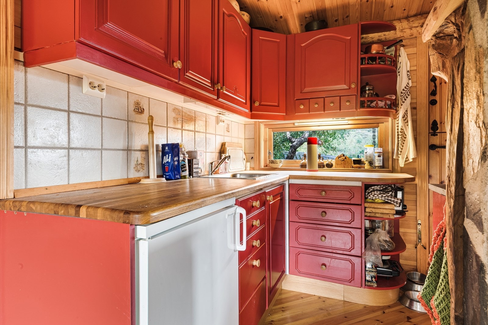 Kjøkkeninnredning med malte, profilerte fronter og heltre benkeplate Galleribilde