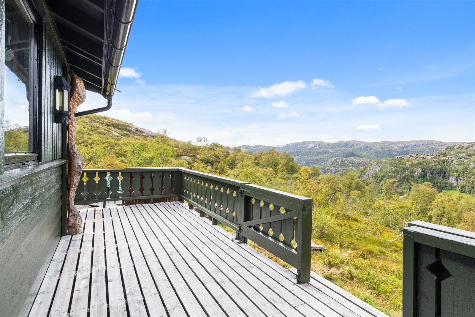 Hytten har kort avstand til blant annet høyfjellsområdet Hilleknutmassivet (1200 moh), Flatstøldalen og flere langrennsløyper Galleribilde