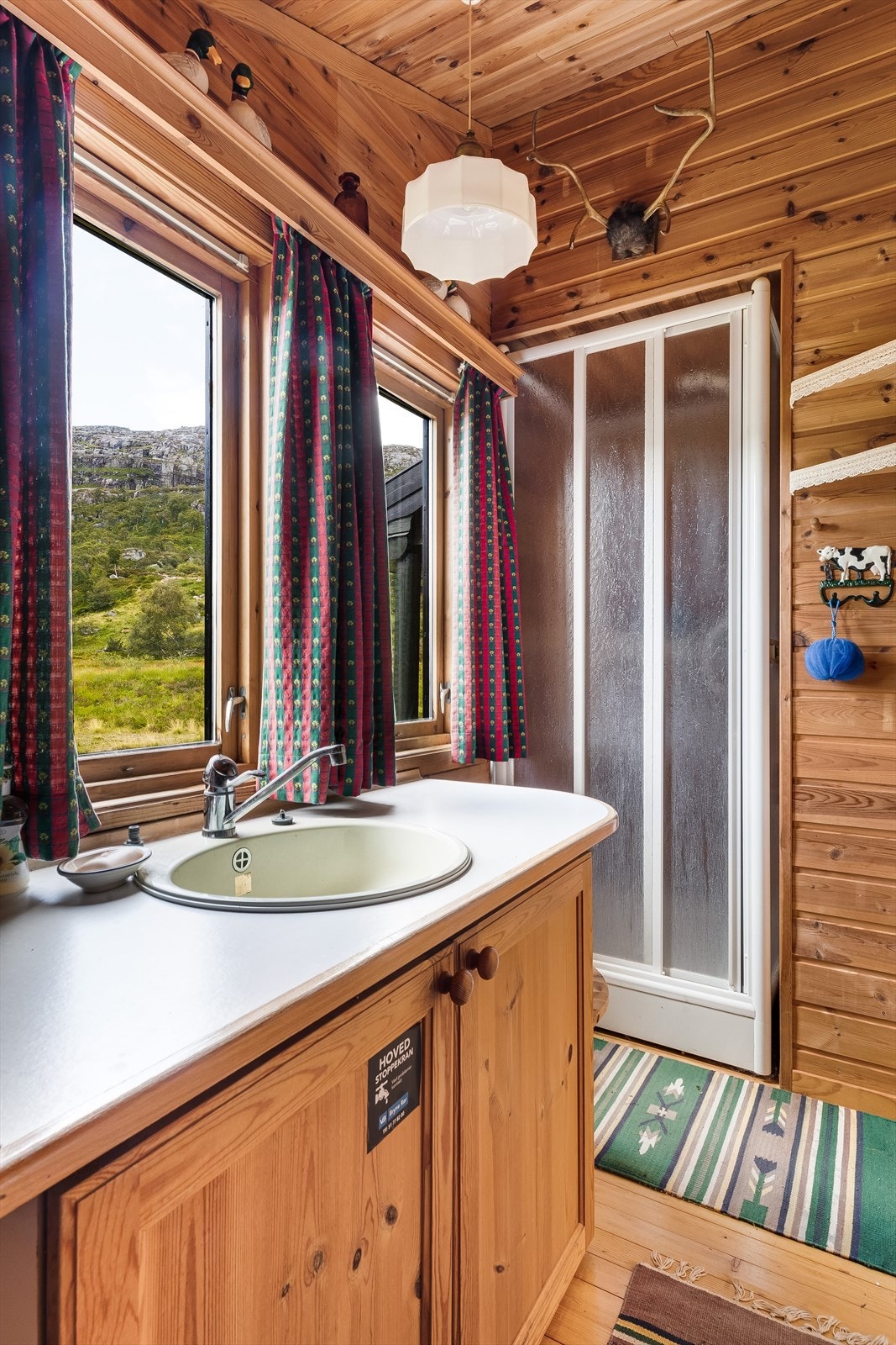 Badet er innredet med servant i møbel, snurredass og dusjkabinett. Galleribilde