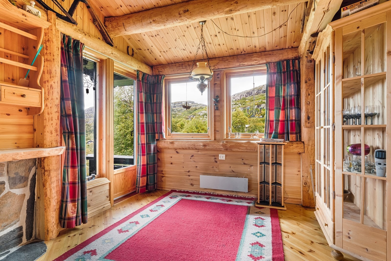 Ved kjøkkenet er det plass til spisebord og utgang til terrassen Galleribilde