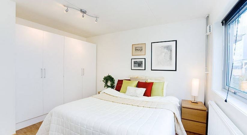 Soverom med god skapplass Galleribilde