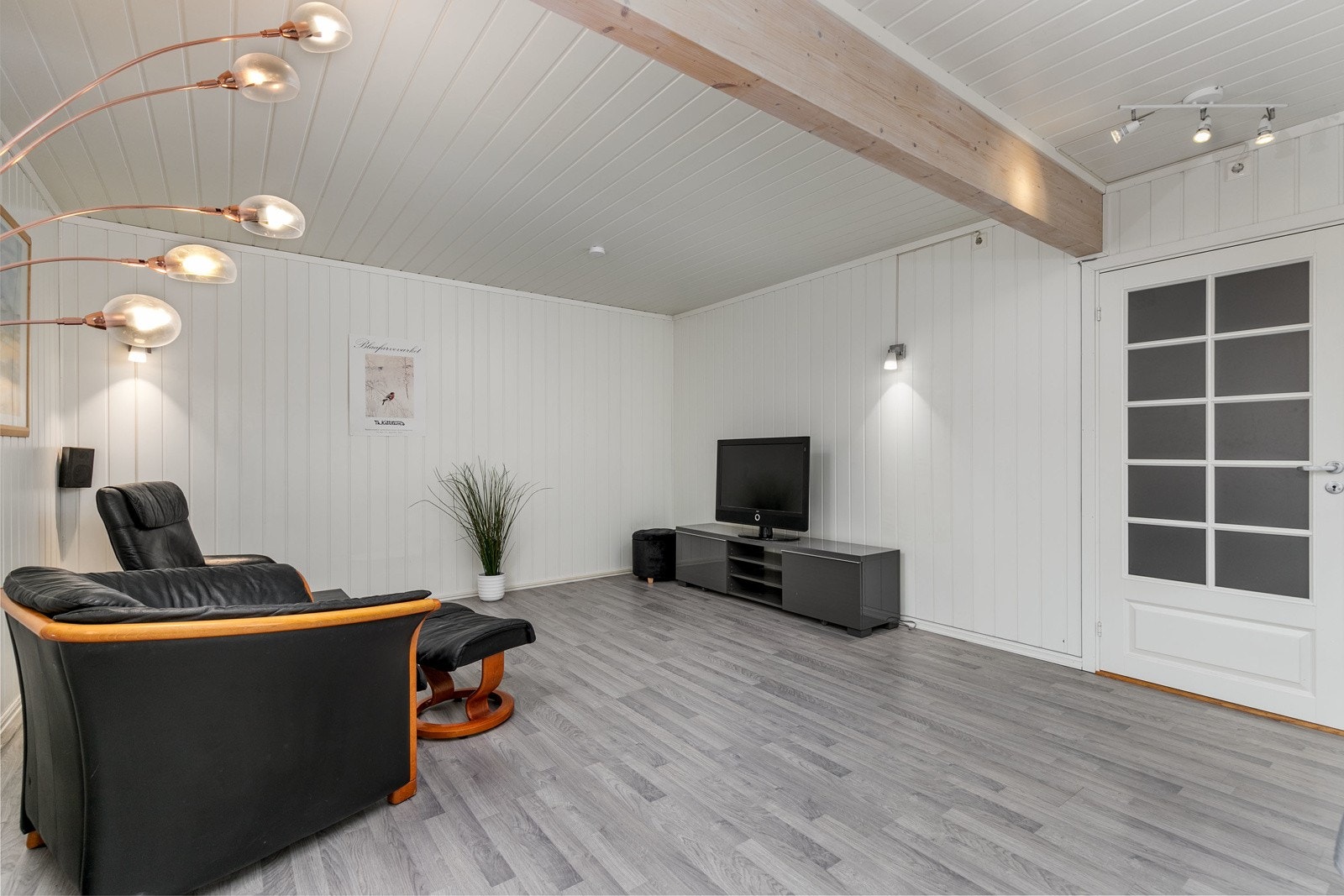 Tv-signaler og internett av typen T-We Frihet L, inkludert med 320 poeng inngår i felleskostnadene ifølge selger. Galleribilde