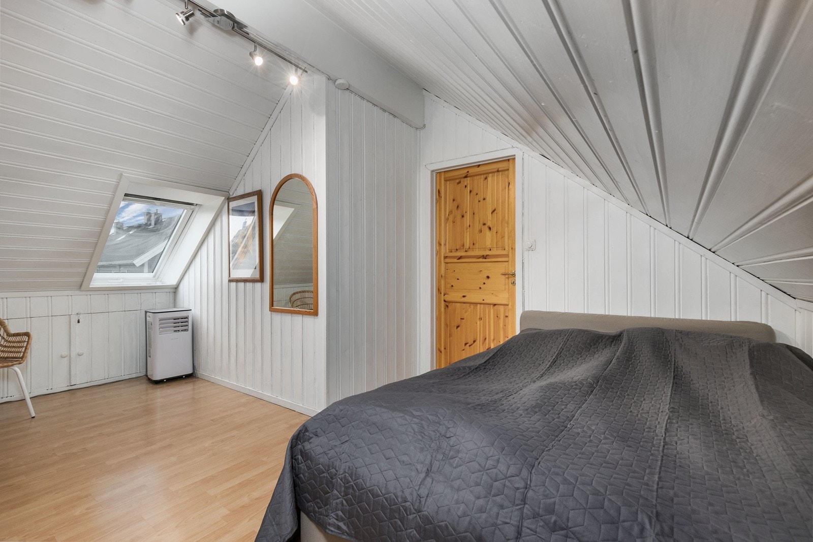 Hovedsoverommet er av svært generøs størrelse med sjarmerende skråtak med skylight vinduer, lysmalte panelte overflater og laminat på gulv. Det er montert spesialtilpasset solskjerming til vinduene. Galleribilde