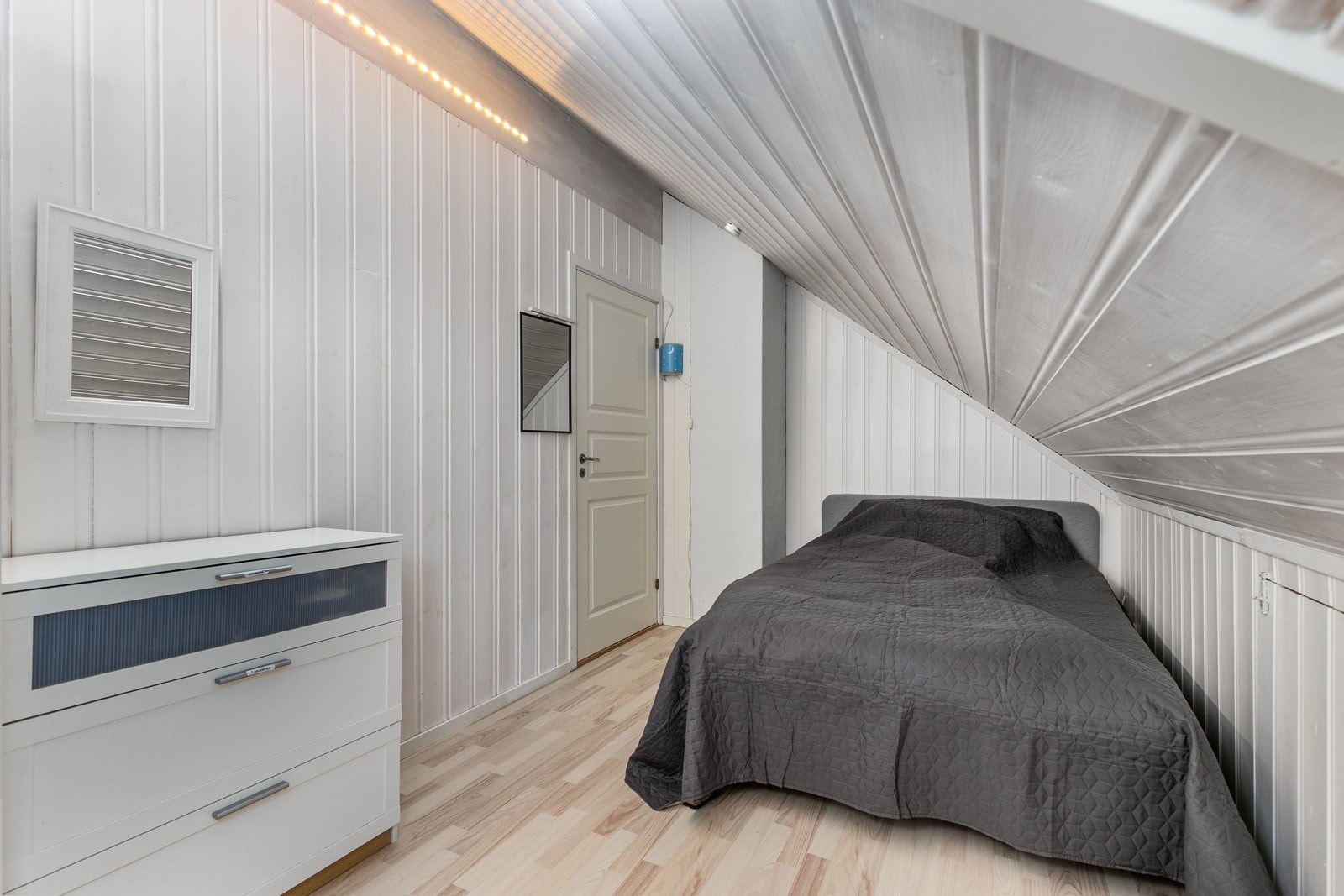 Det er etablert 2 stk. innredede rom i boligens 2.etasje i forbindelse med tilbygg til boligen i 2013. Disse er kun godkjent i kommunen som disponible rom, dvs. ikke formelt godkjent til varige oppholdsrom/soverom. Galleribilde