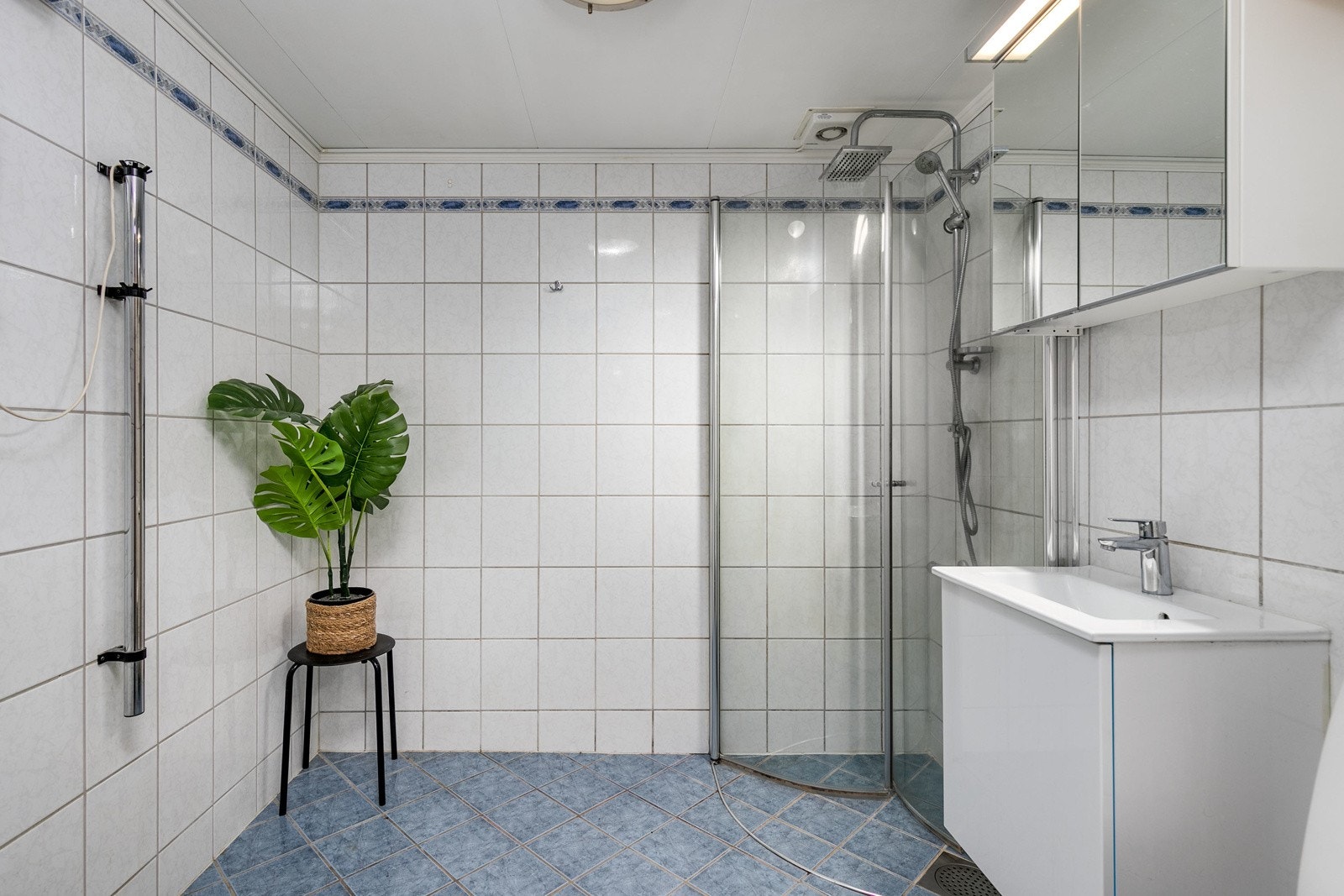 Separat dusjhjørne med glassdører og regnfallsdusj (nye i 2018). Rommet har opplegg og plass for både vaskemaskin og tørketrommel. Galleribilde