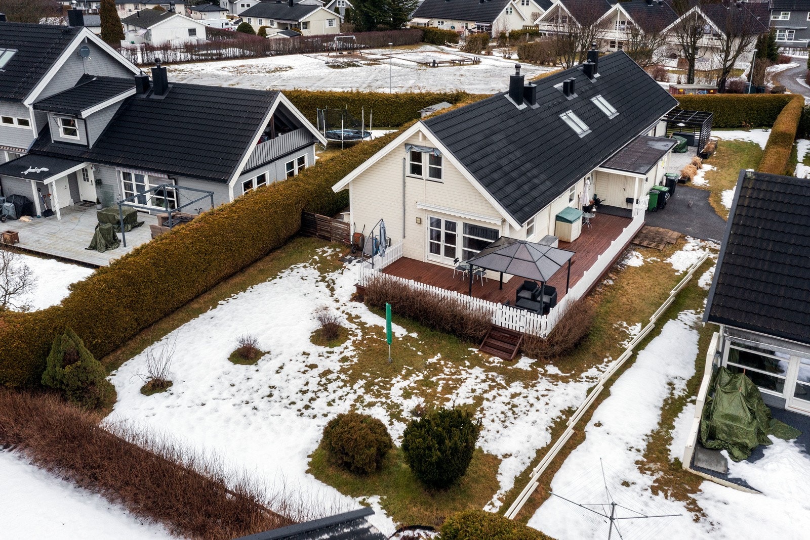 Boligen disponerer naturlig del av uteområde rundt sin egen bolig. Hageparsellen er pent opparbeidet med plen, busker, hekk og diverse beplantning. Galleribilde