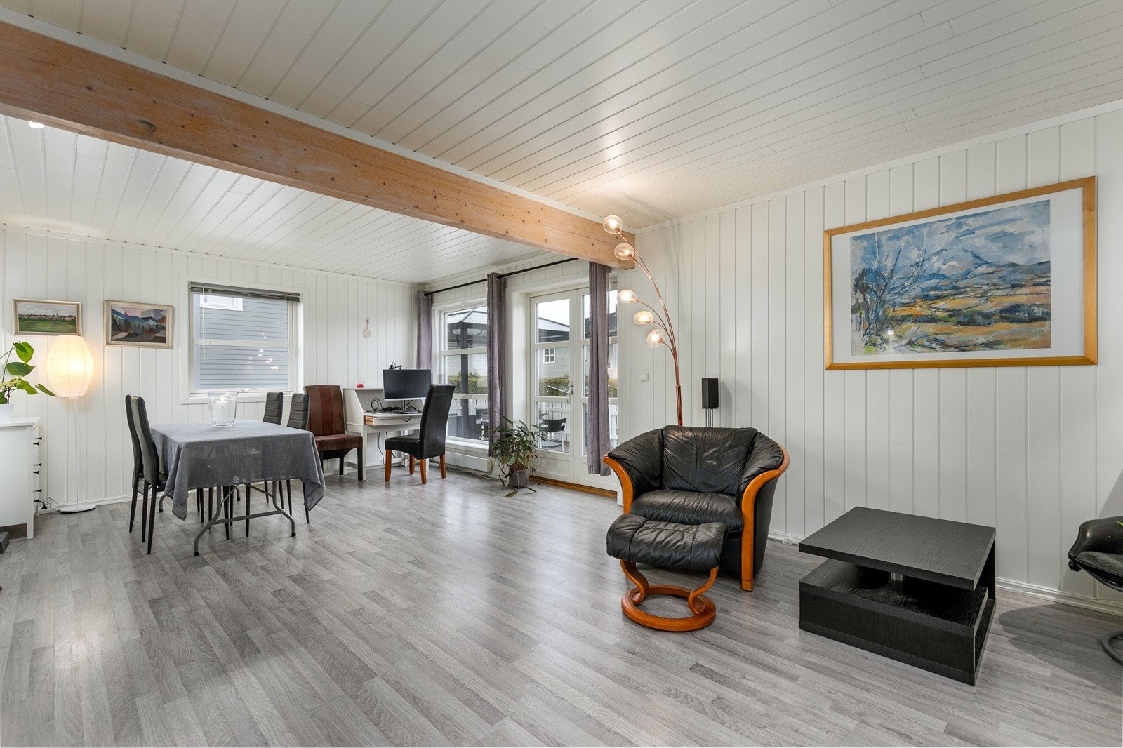 I stuen er det god plass til sofaløsning med tilhørende møblement, samt egen spisestueavdeling - perfekt for gjester. Selger informerer at rommet er klargjort for evt. senere installert av gulvvarme/downlights. Galleribilde