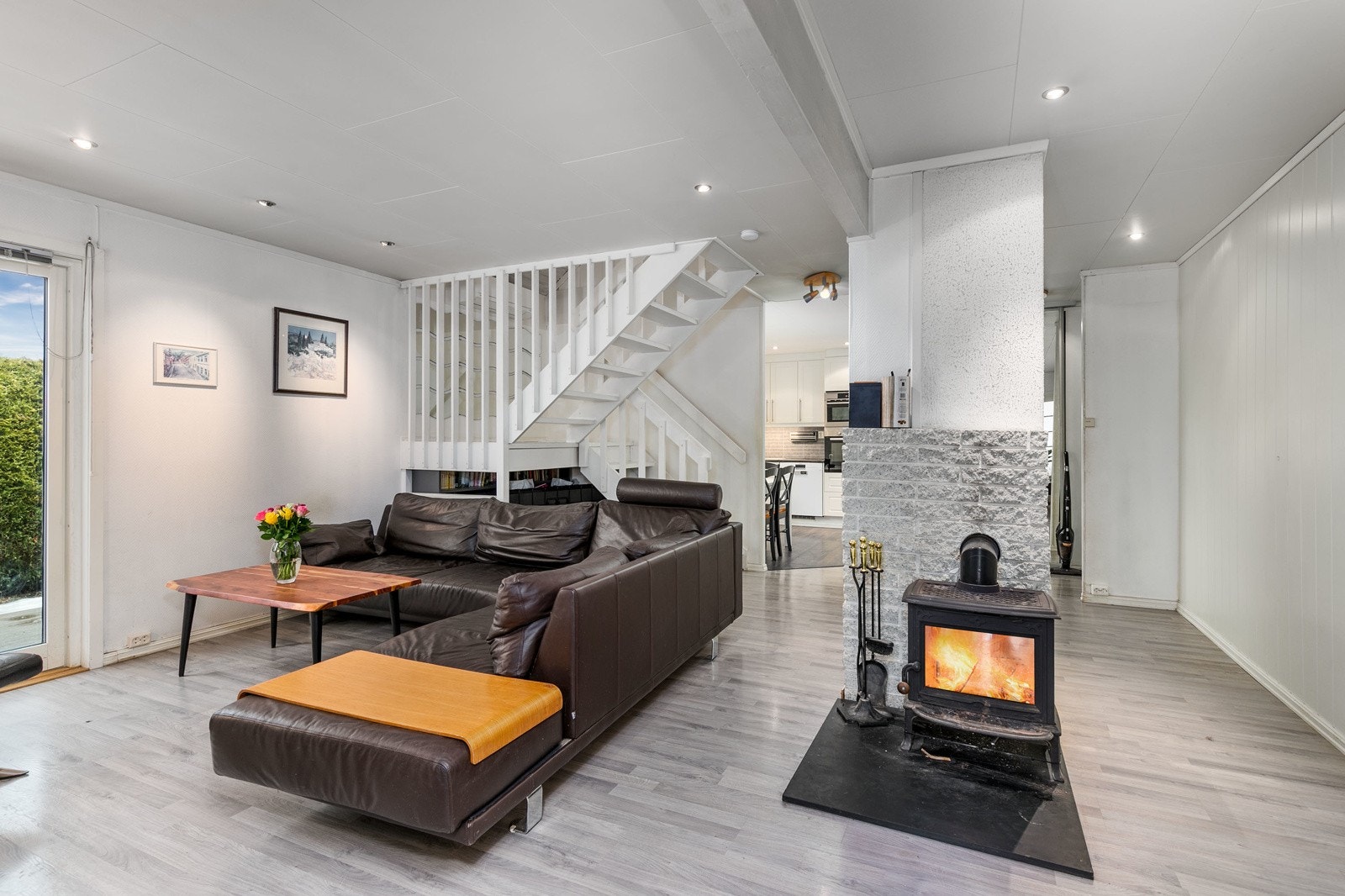 Midt i rommet er det en rentbrennende peisovn, ny i 2010 som avgir varme og skaper en god atmosfære. På veggen i boligens trapperom er det montert en luft-til-luft varmepumpe (ny i 2018) som bidrar til en jevn og behagelig innetemperatur året gjennom. Galleribilde