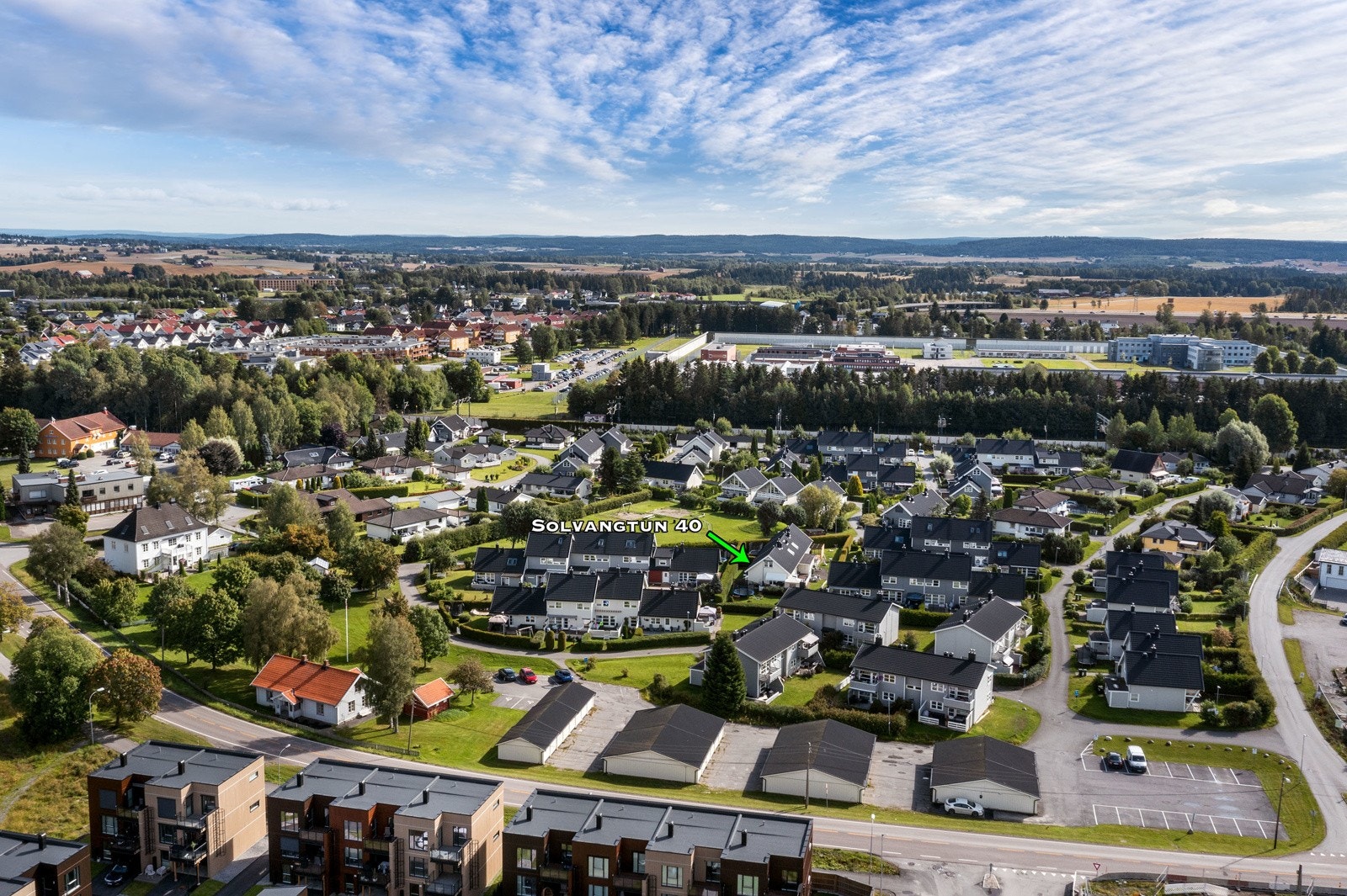 Dronebilde over nærområdet på sommerstid. Galleribilde