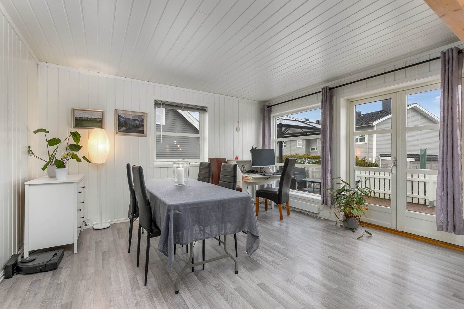 Rommet har hvitmalt smartpanel på vegg- og takflater, samt gråpigmentert laminat på gulv. Svært gode lysforhold med store vindusflater i flere himmelretninger som gir en luftig romfølelse. Galleribilde