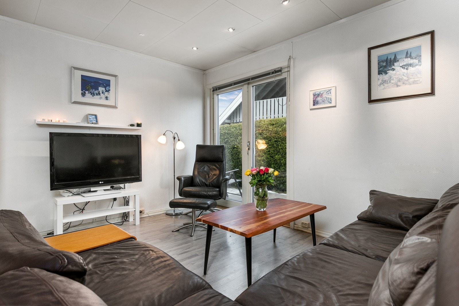 De store vindusflatene slipper inn rikelig med lys. Foran vinduet og terrassedøren er det montert persienner som skjermer godt for solen på de varmeste dagene. Galleribilde