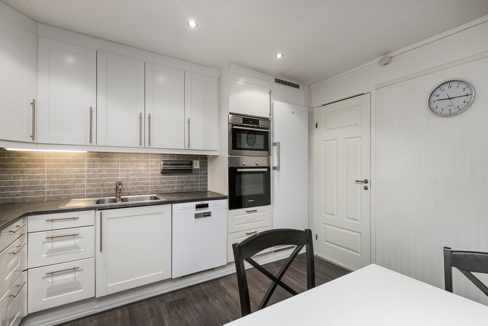 Det er satt inn moderne kitchenboards mellom over- og underskap, samt belysning. Av hvitevarer medfølger integrert komfyr, mikro, platetopp, oppvaskmaskin (ny i 2020), samt halvintegrert kjøleskap fra Beko (nytt i 2024). Galleribilde