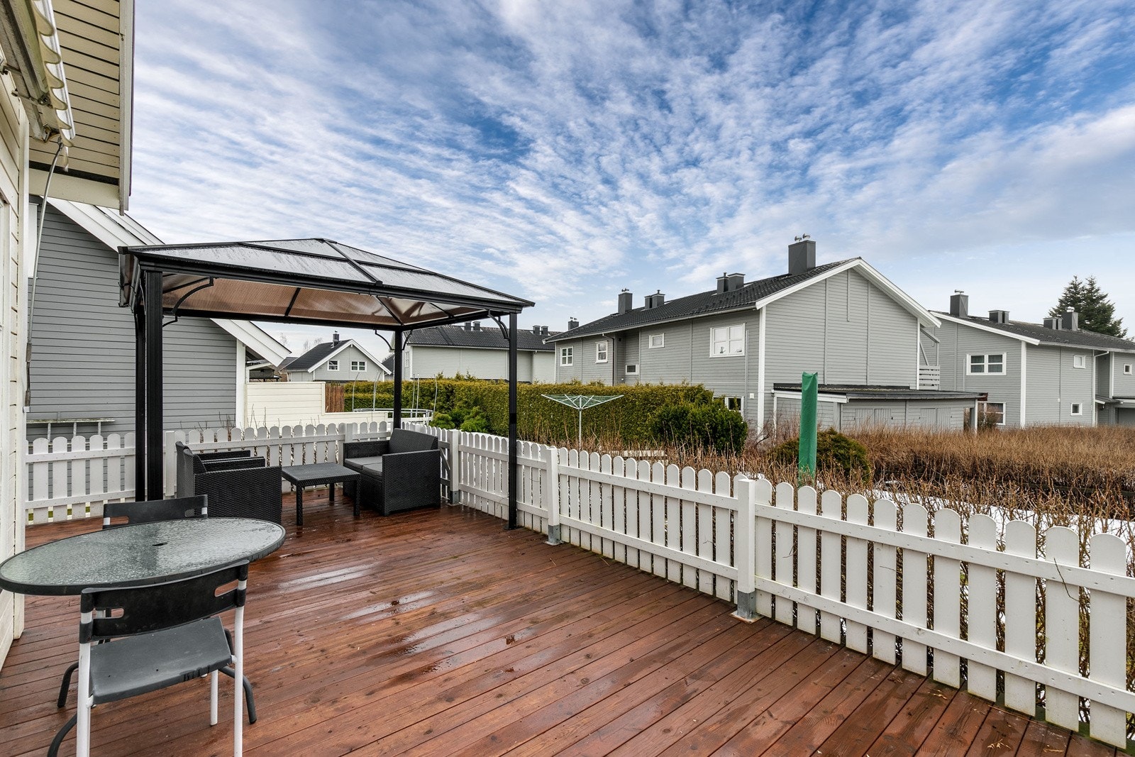 På terrassen er det god plass til flere sittegrupper og grill. Direkte adkomst til et pent opparbeidet plenområde, som innbyr til lek og hygge for barna. Galleribilde