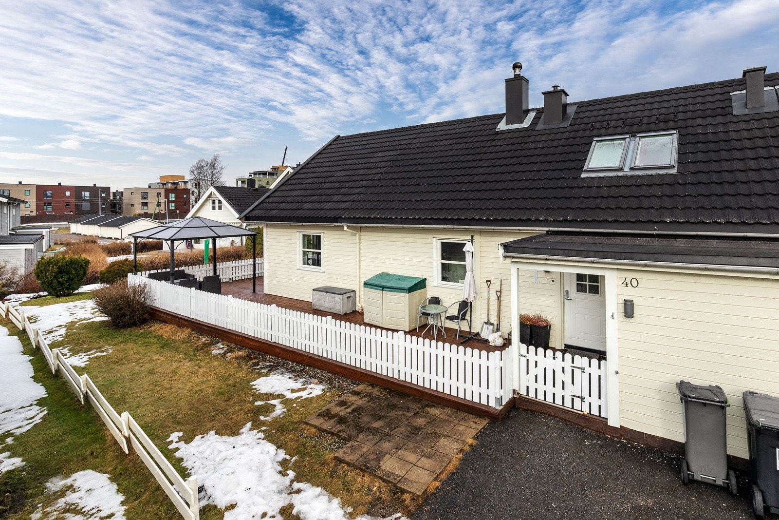 Et hyggelig inngangsparti ønsker deg velkommen inn! Det ble satt opp nytt stakittgjerde foran terrassen i 2021. Galleribilde