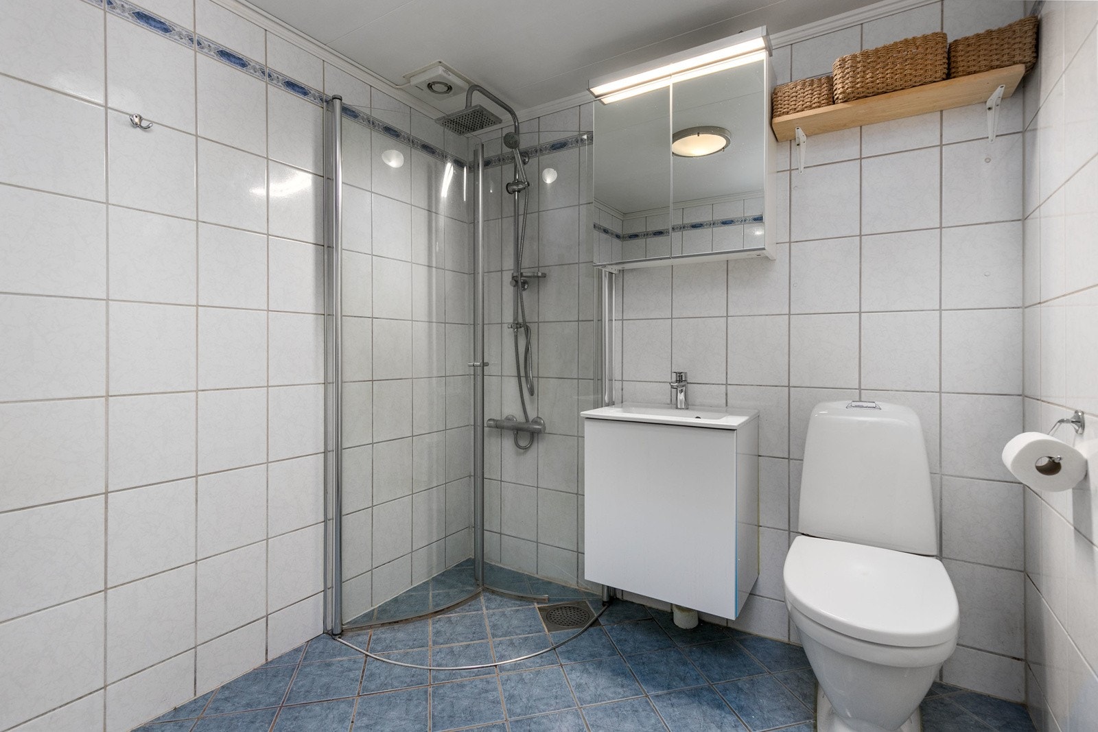 Flislagt bad med varmekabler i gulv, pusset opp av fagfolk i 2003. Badet ble i 2018 oppgradert med nytt stilrent servantmøblement, speilskap, samt frittstående toalett. Galleribilde