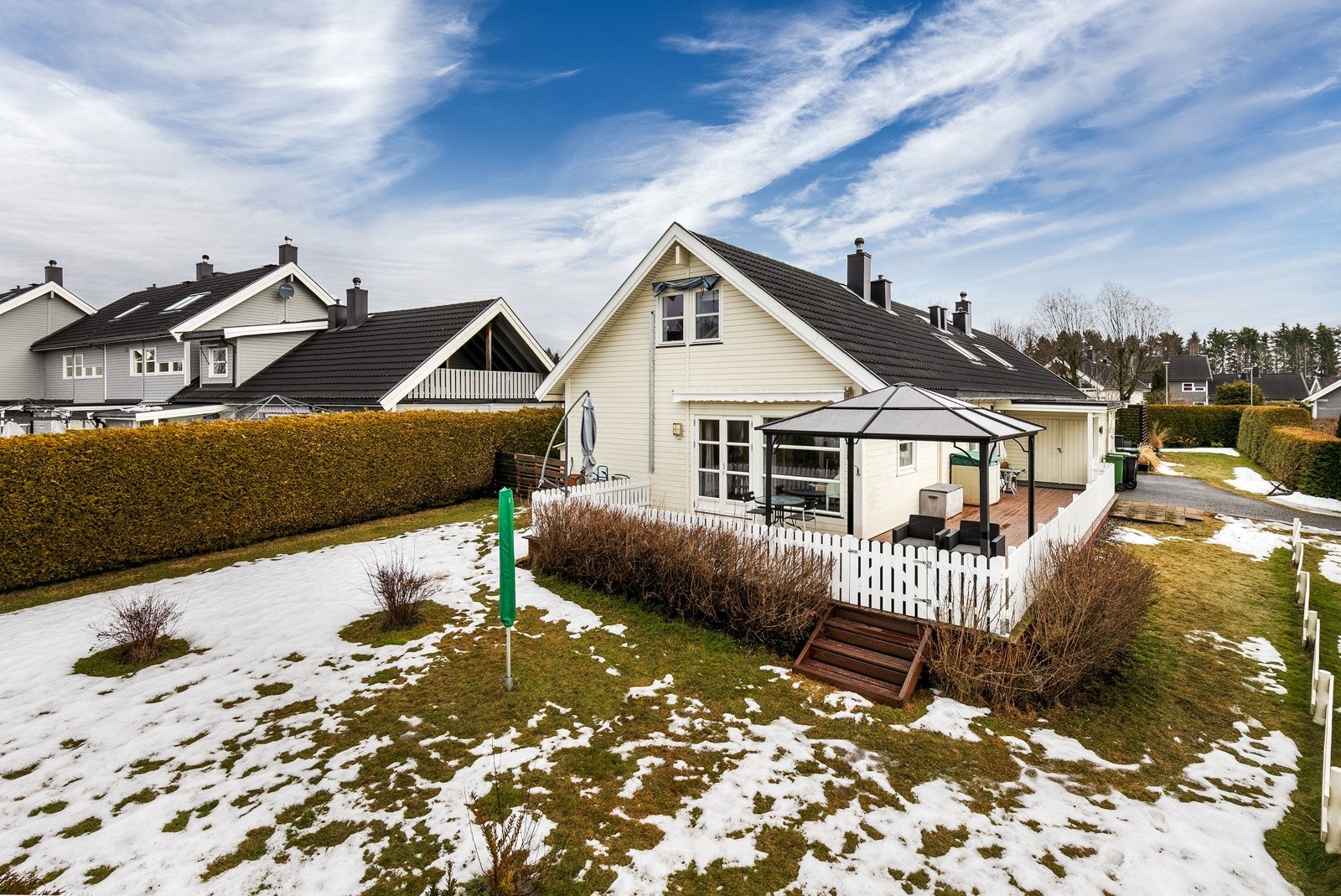 Familievennlig rekkehus med en fin intern beliggenhet i populære Solvangtun på Kløfta, i et stille og fredelig borettslag - med nærhet til både Bakke barneskole, Vesong ungdomsskole, barnehager, lekeplasser, fotballbaner, Romerikssenteret, buss og tog. Galleribilde