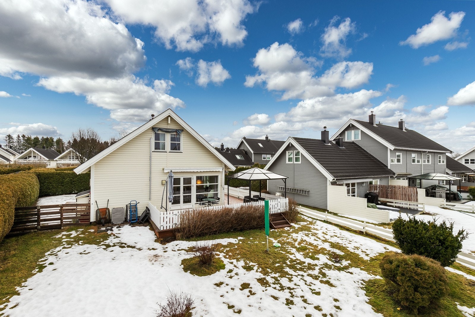 Boligen disponerer naturlig del av uteområde rundt sin egen bolig. Hageparsellen er pent opparbeidet med plen, busker, hekk og diverse beplantning. Galleribilde