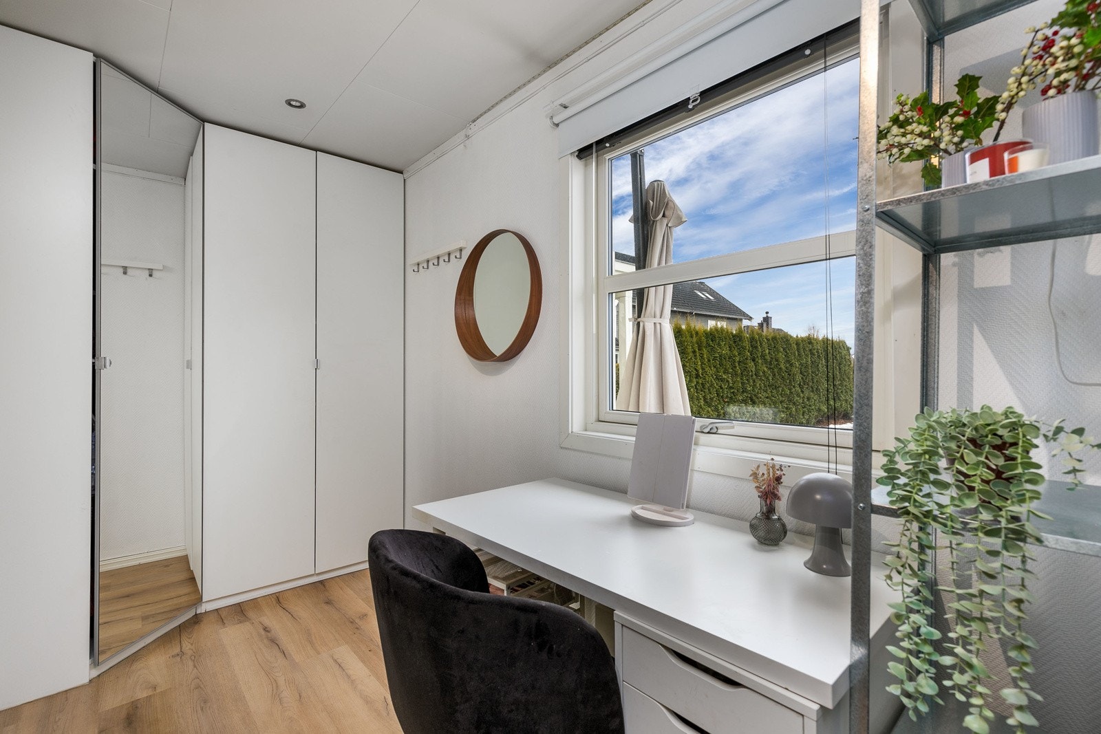 Det er satt inn rikelig med garderobeskap. Galleribilde