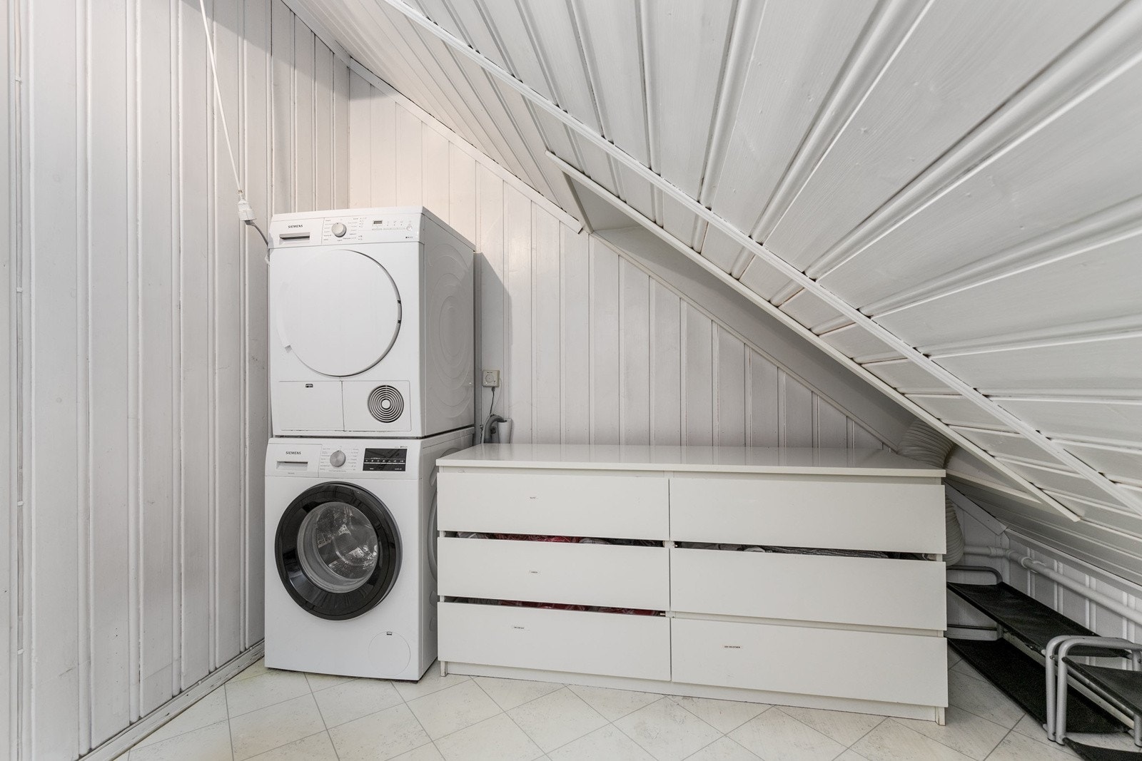 Rommet har opplegg for vaskemaskin og tørketrommel med en eldre type waterguard (2013). Det er ikke etablert sluk i rommet. Galleribilde