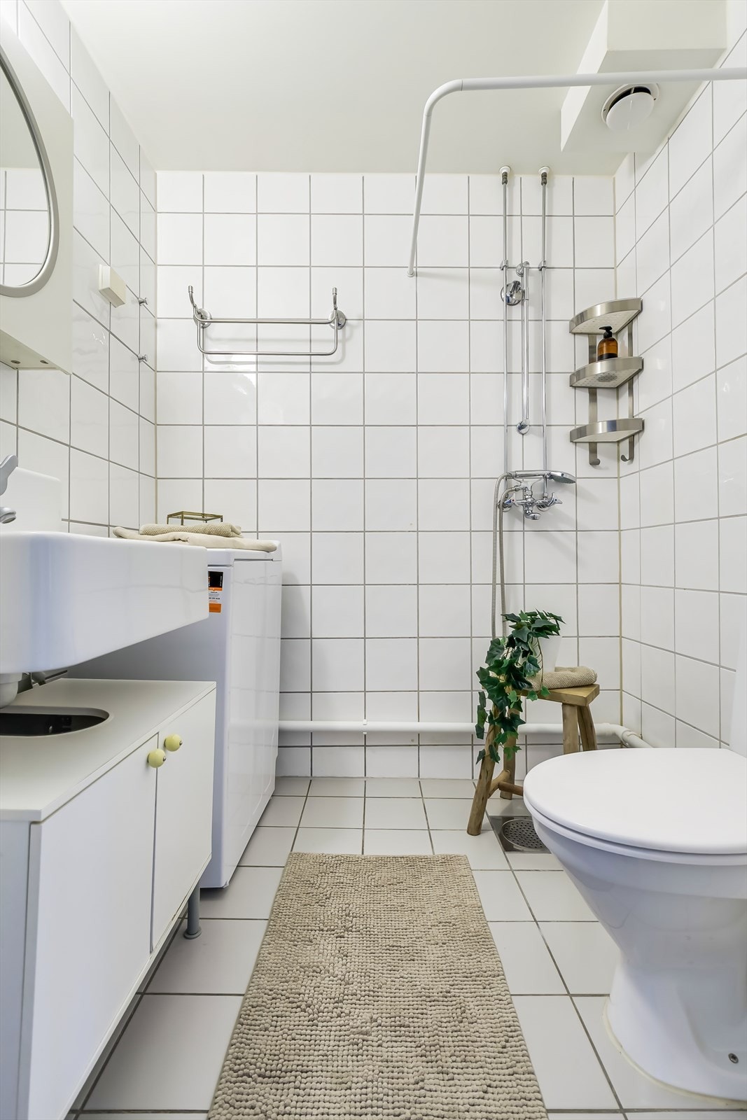 Lyst og flislagt bad med elektriske varmekabler i gulv og downlights i himling. Baderommet er pusset opp i regi av borettslaget i 2005 Galleribilde