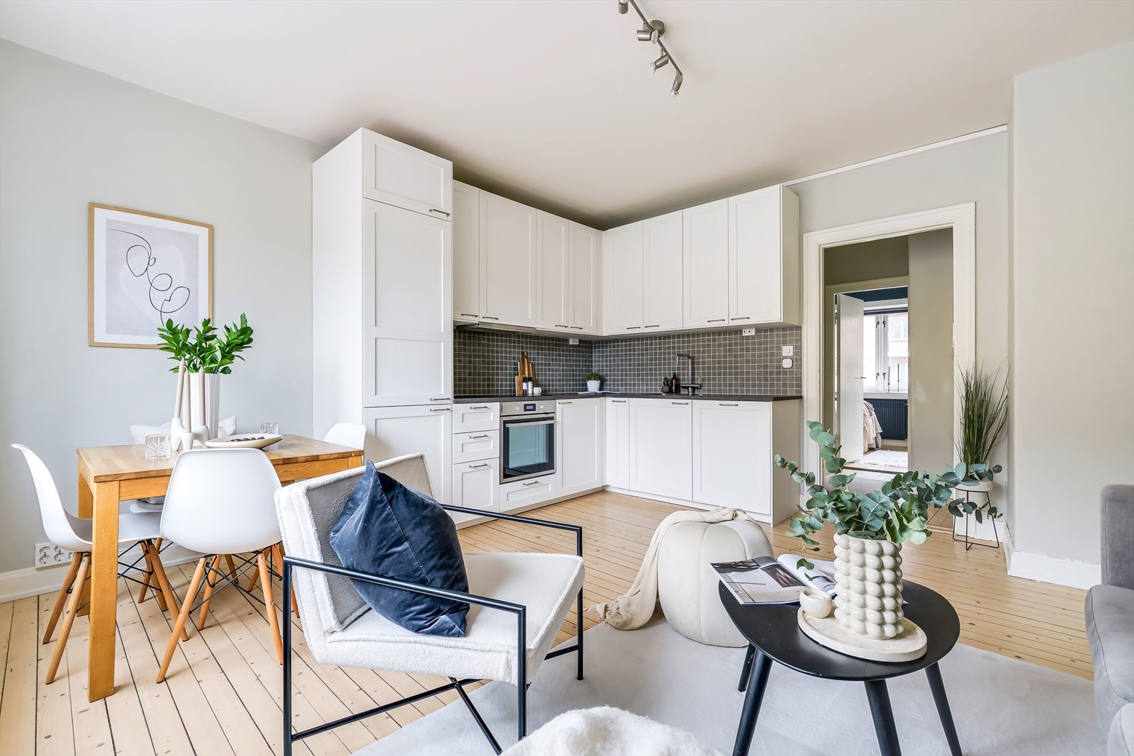 Kjøkkenet er fra 2023 med profilerte fronter, laminat benkeplate og fliser på bakvegg Galleribilde