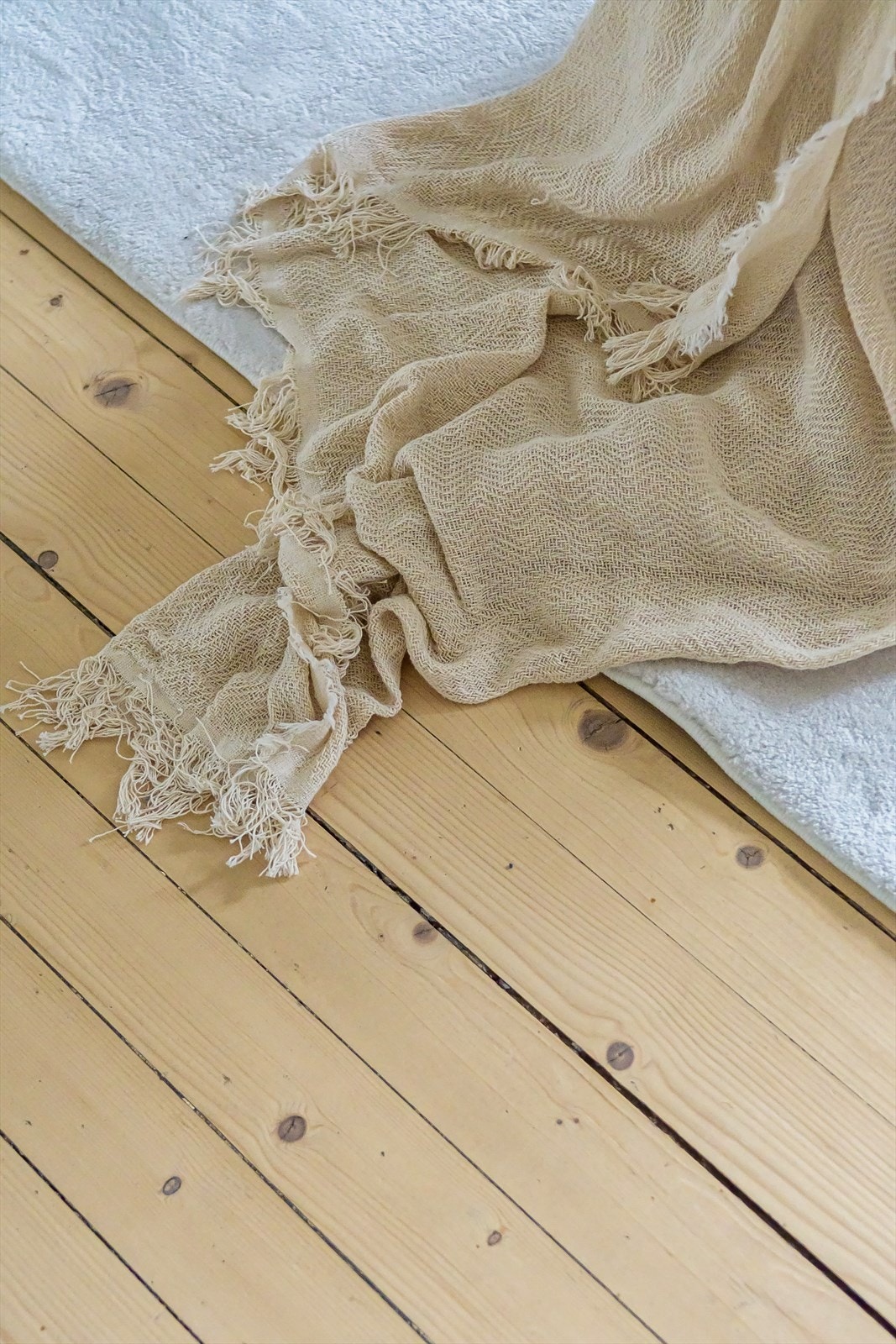 Leiligheten har også heltre furugulv i alle rom Galleribilde