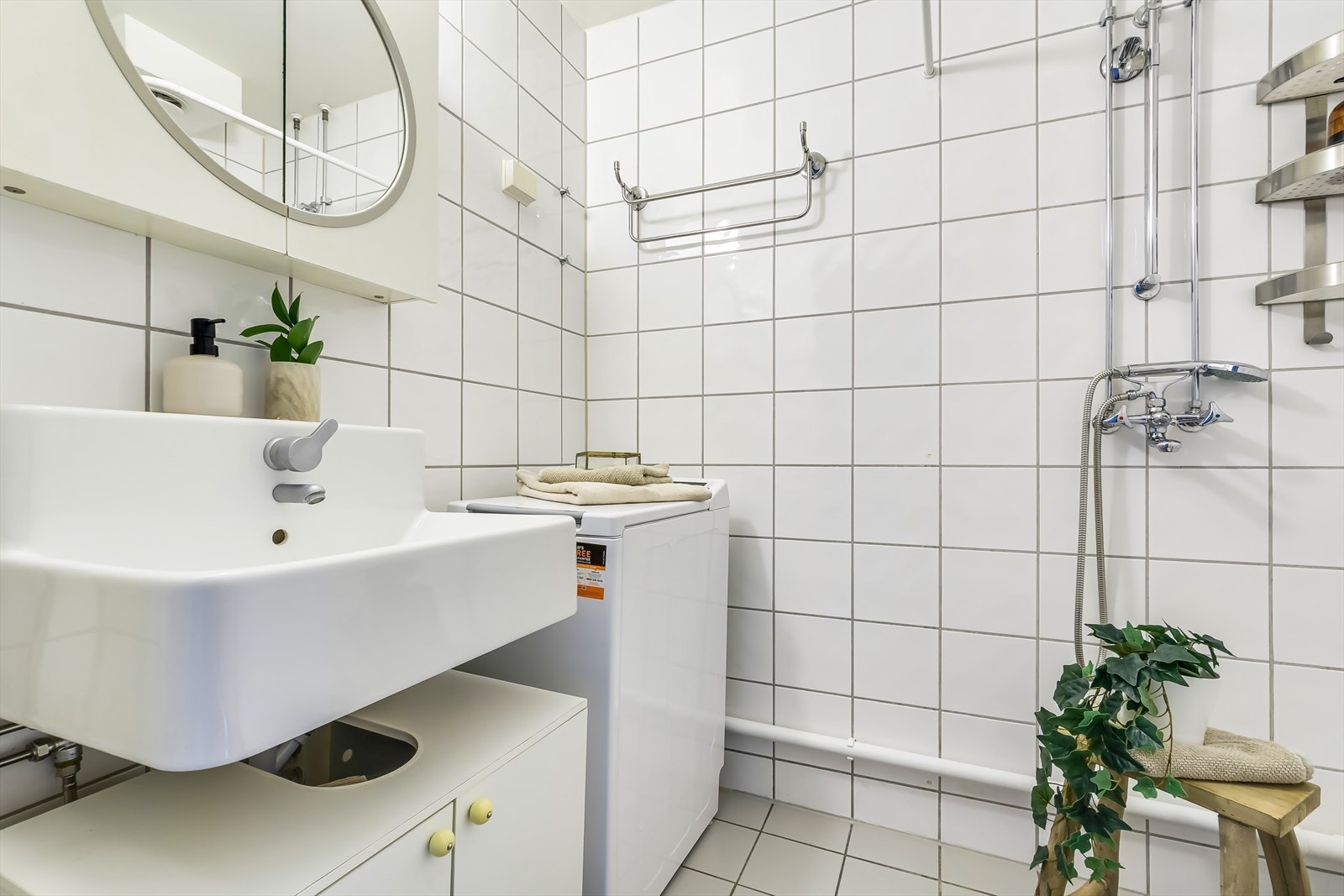 Det ble lagt nye rørstammer/hovedrør, overflater, sluk og membranløsninger. Galleribilde