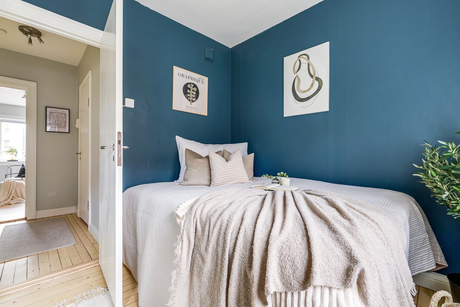 Romslig soverom med plass til både dobbeltseng og nattbord Galleribilde