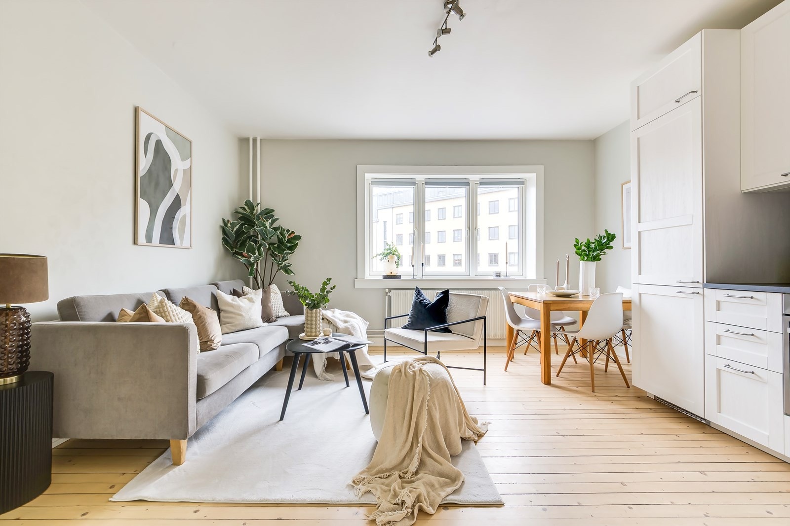 Her er det god plass til både sofa, TV-møbler og vitrineskap. Galleribilde