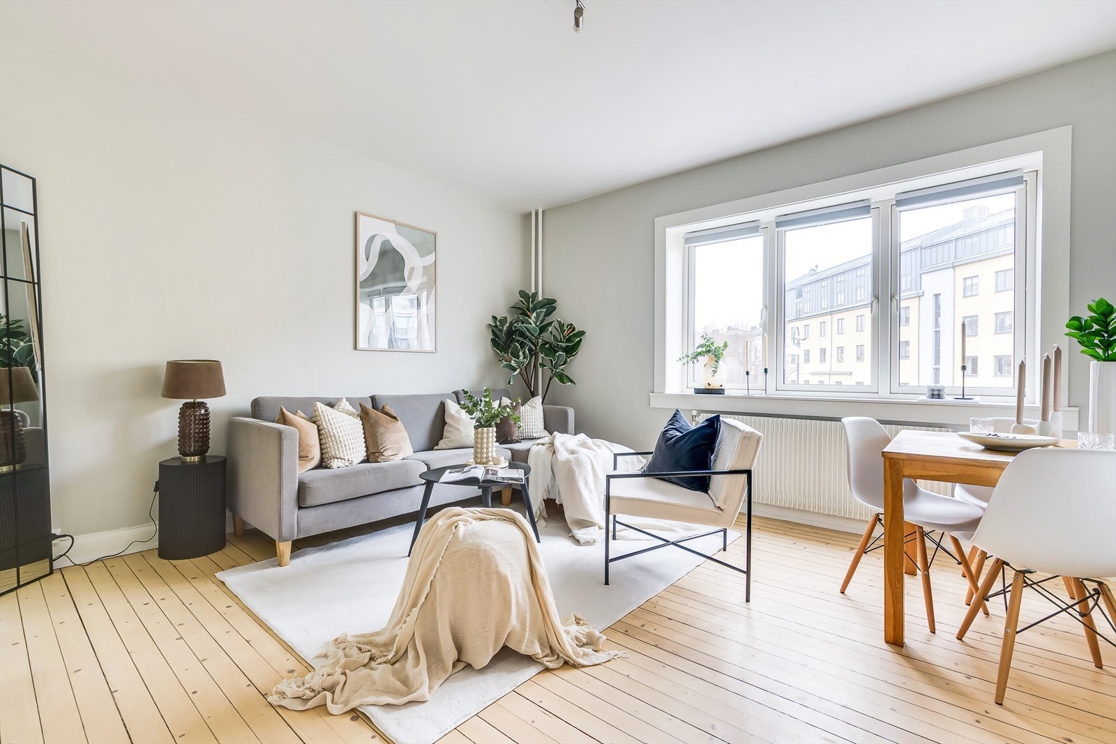 Her er det god plass til både sofa, TV-møbler og vitrineskap. Galleribilde