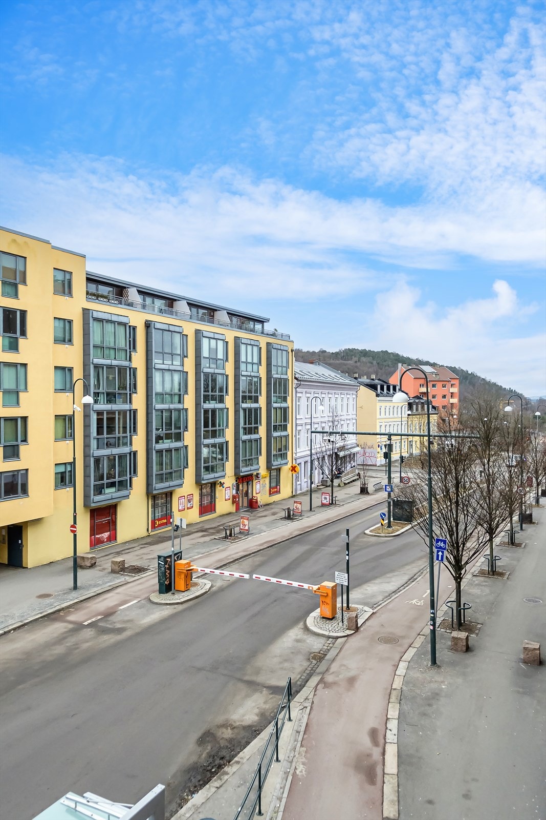 Boligen har både attraktiv og sentral beliggenhet i barnevennlige omgivelser på Galgeberg samt flere parker og grøntarealer som Botsparken og Klosterenga park like utenfor døren Galleribilde
