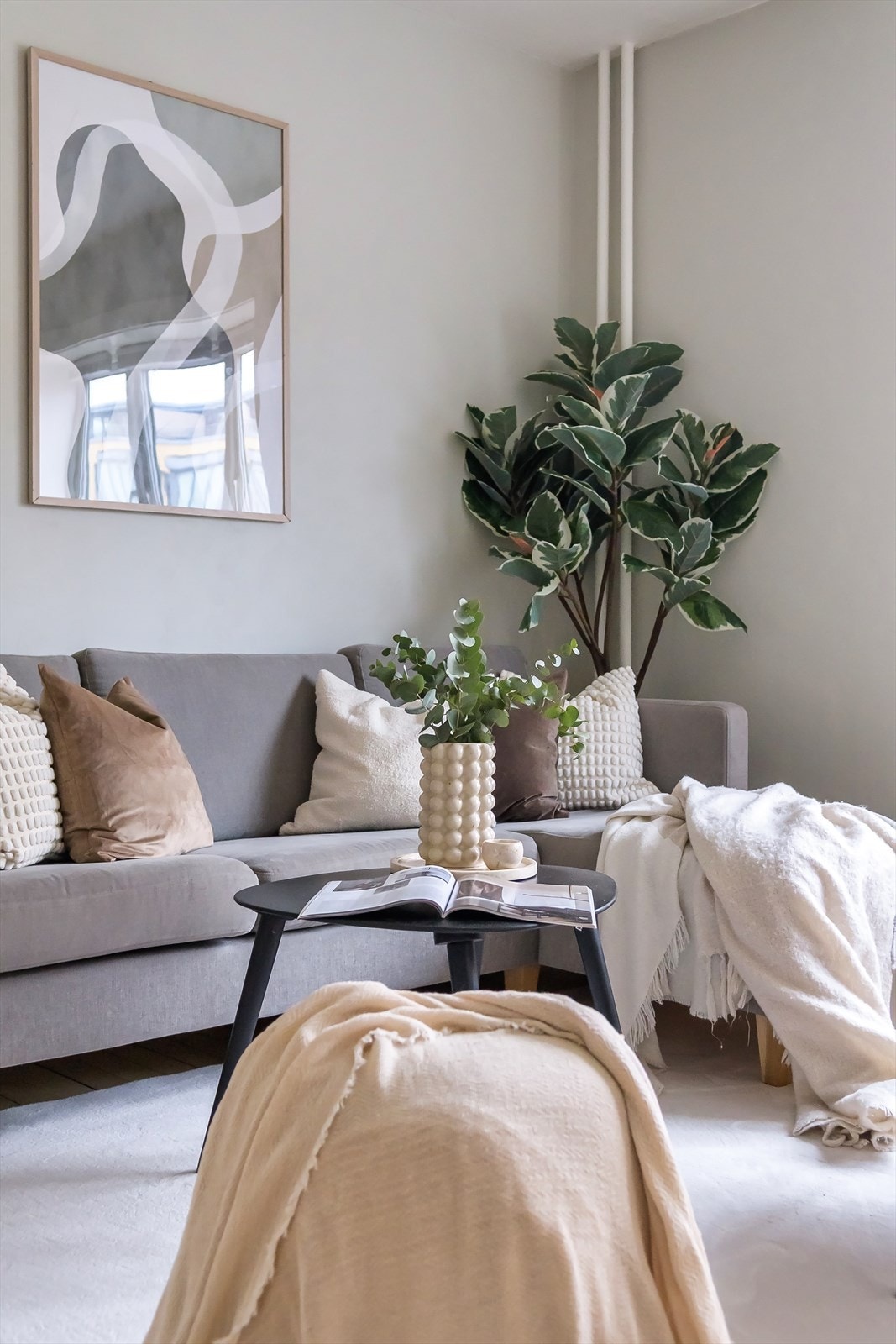 På veggene er det malte slette flater i alle rom. Innvendige tak med malte slette flater i alle rom. Galleribilde