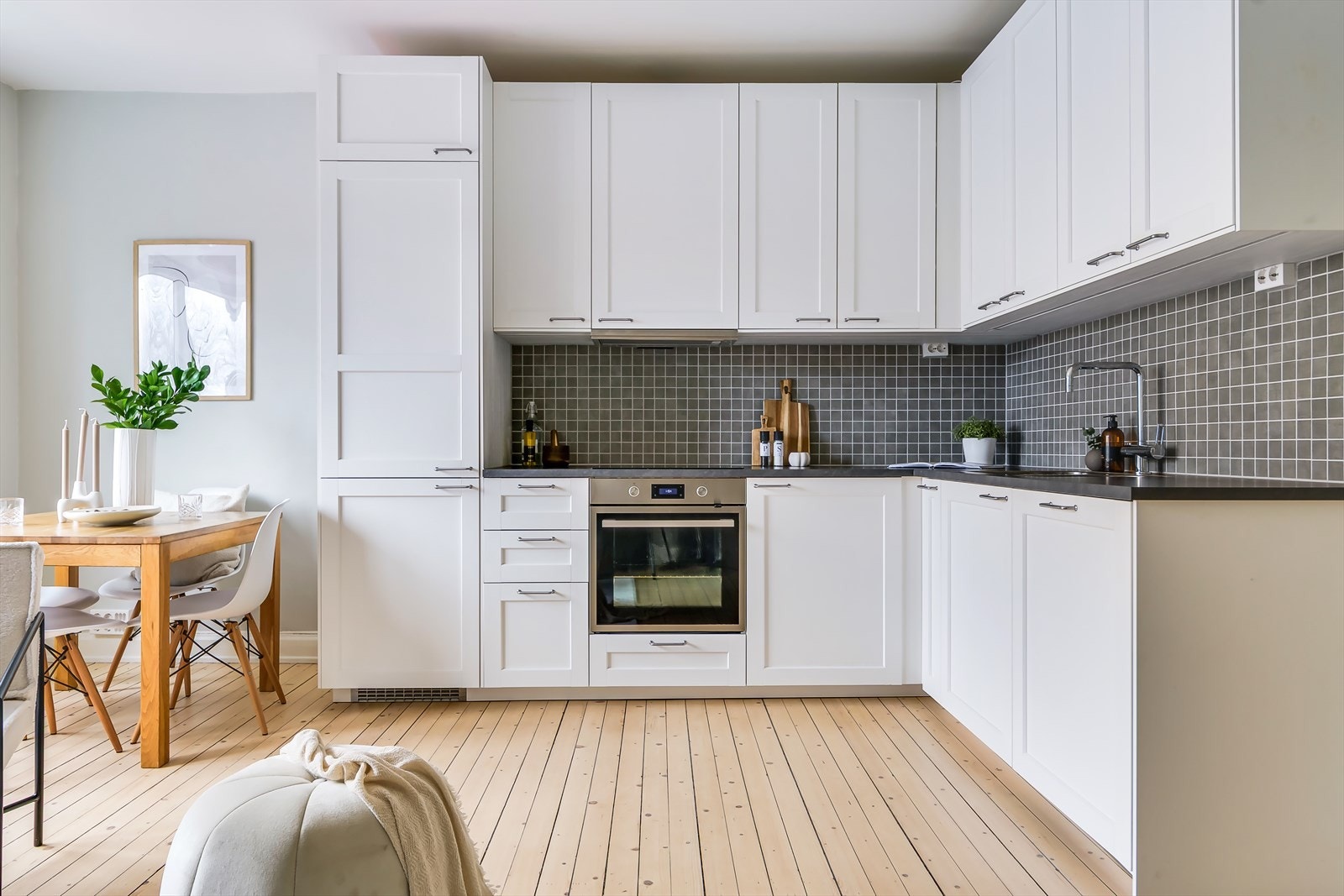 Kjøkkenet er også utstyrt med rustfri planlimt oppvaskkum, ventilator med kullfilter og innfelte hvitevarer som stekeovn, induksjonsplatetopp, kjøl/frys og oppvaskmaskin. Galleribilde