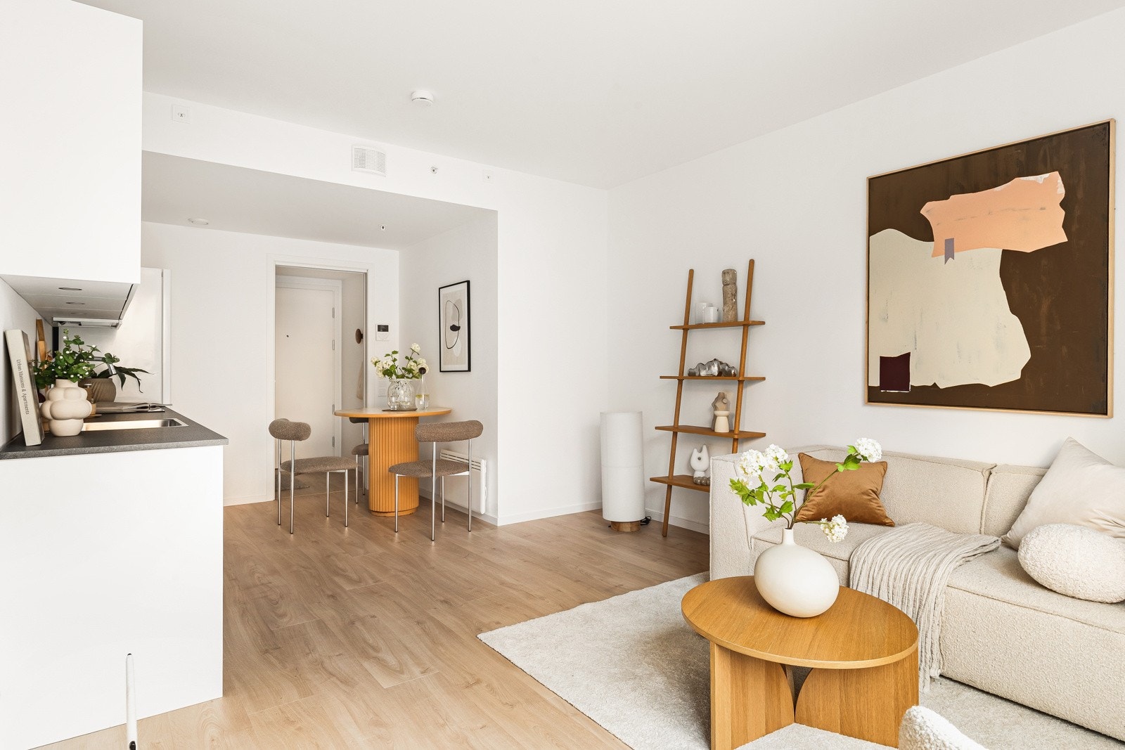 Stuen og kjøkkenet ligger i en sosial åpen løsning. Galleribilde